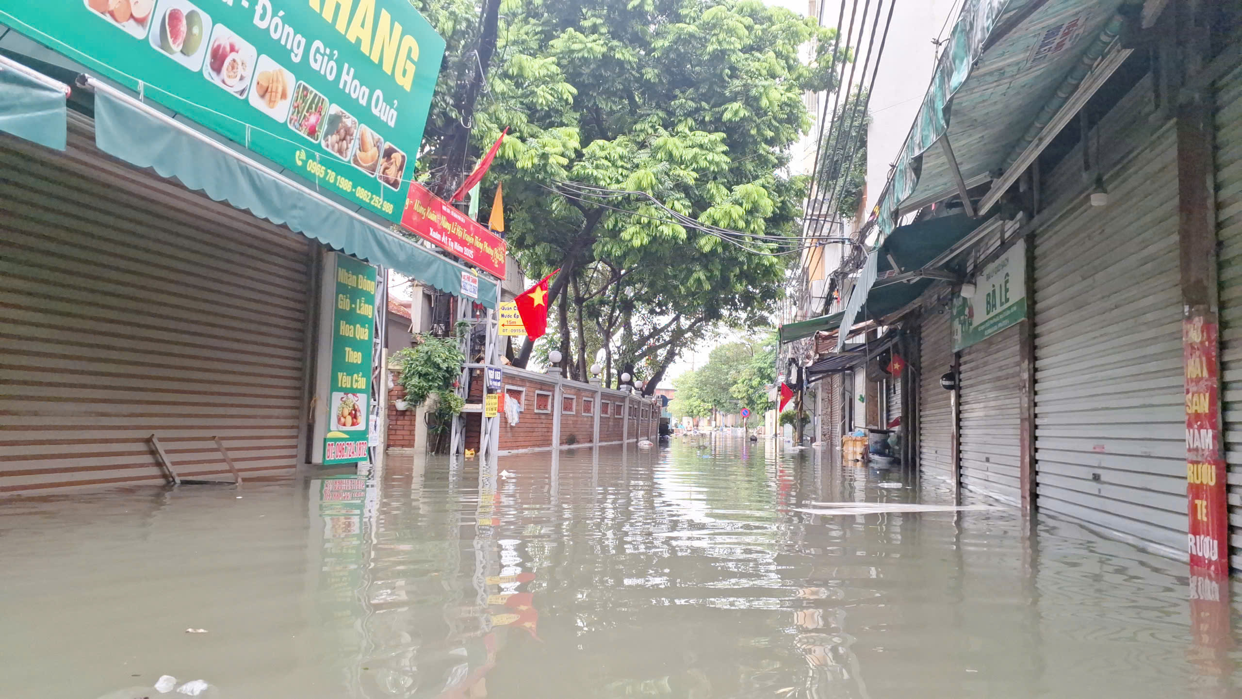 Nước ngập cao nhiều cửa hàng tại đường Phú Đô phải đóng cửa tạm dừng kinh doanh.