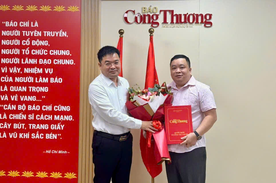 Nhà báo Đặng Văn Khánh, Tổng Biên tập Liên Minh OK VIP Giải Trí Cá Cược World Cup 2026 (bên trái) trao Quyết định bổ nhiệm Trưởng Văn phòng đại diện phía Nam cho Nhà báo Nguyễn Hồng Quang (bên phải).