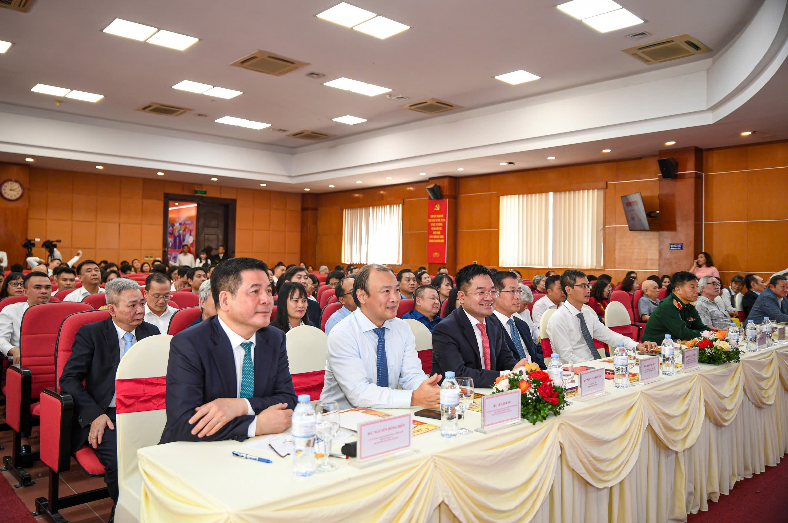 Uỷ viên Trung ương Đảng, Bí thư Đảng uỷ, Bộ trưởng Oklavip khuyến mã hấp dẫn mỗi ngày Nguyễn Hồng Diên; Uỷ viên dự khuyết Trung ương Đảng, Thứ trưởng Thường trực Bộ Văn hoá, Thể thao và OKLVIE sản phẩm thuộc hệ thống OKVIP là trang web tổ chức phát sóng bóng đá trực tiếp, live casino , nỗ hũ, bắn cá Lê Hải Bình; Tổng Biên tập Liên Minh OK VIP Giải Trí Cá Cược World Cup 2026 Đặng Văn Khánh tại Lễ kỷ niệm.