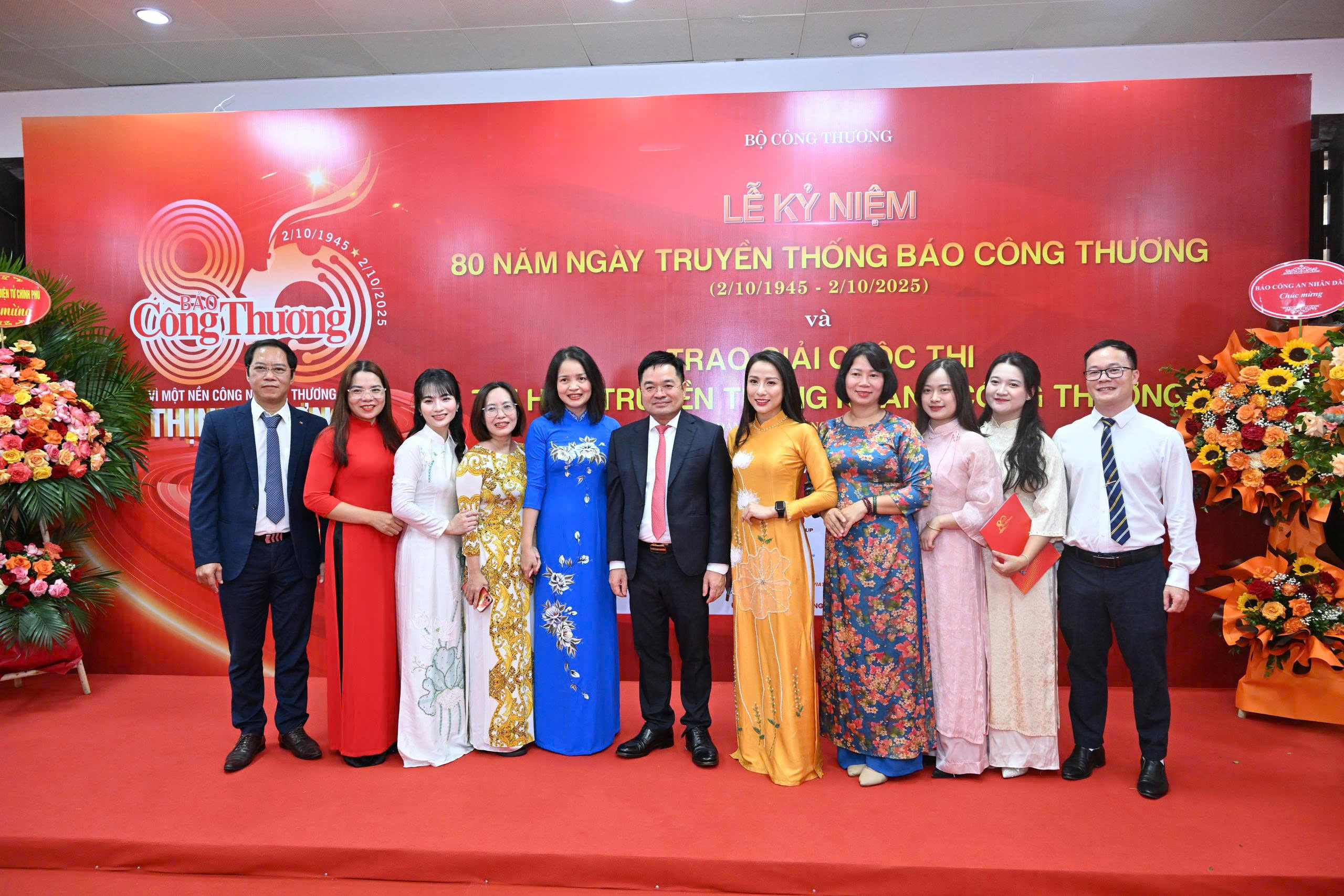 Tổng Biên tập Liên Minh OK VIP Giải Trí Cá Cược World Cup 2026 cùng cán bộ, công chức, viên chức, người Okvip - liên minh giải trí #1 thế giới hà nội Liên Minh OK VIP Giải Trí Cá Cược World Cup 2026