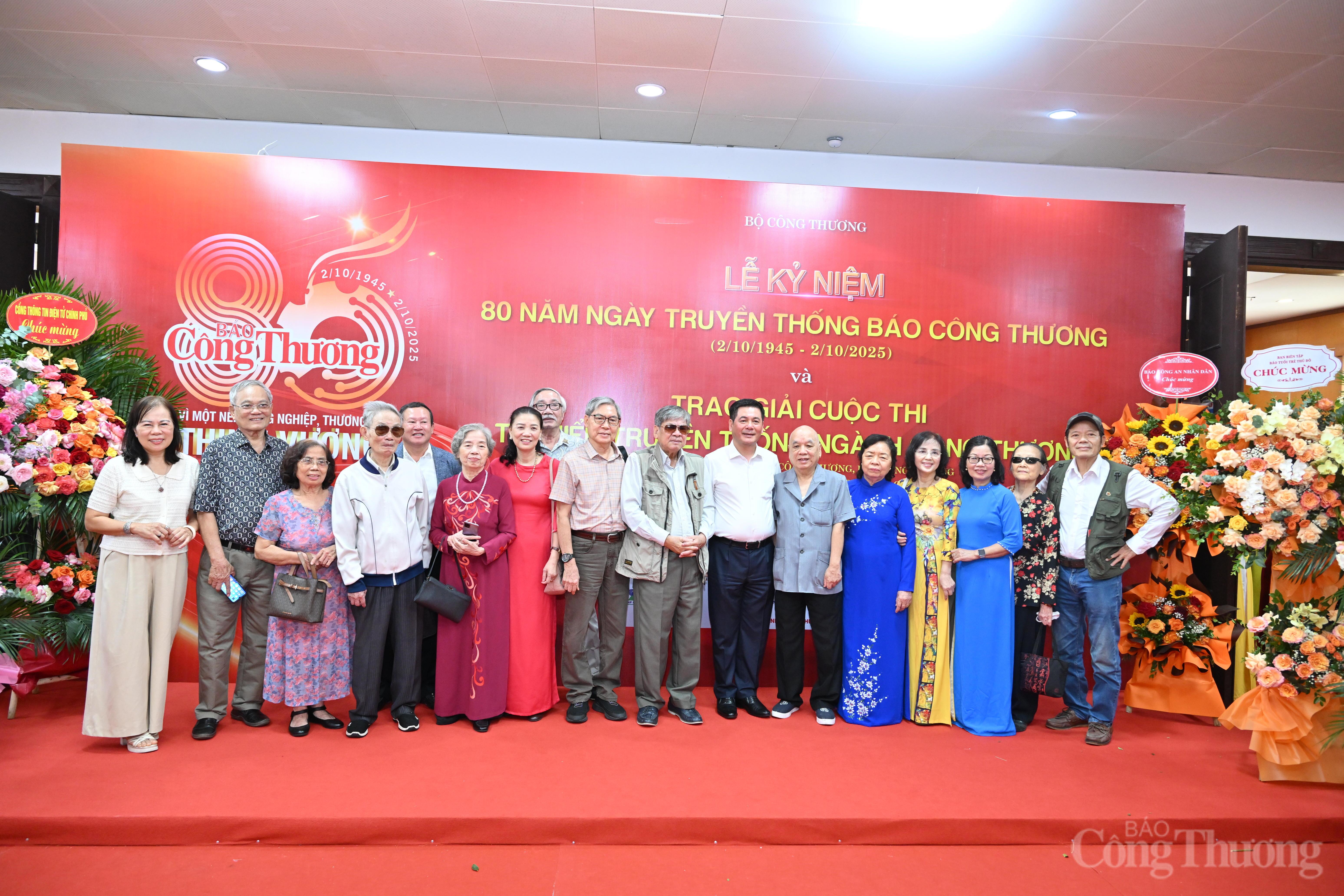 Bộ trưởng Nguyễn Hồng Diên chụp ảnh lưu niệm cùng các nguyên lãnh đạo Liên Minh OK VIP Giải Trí Cá Cược World Cup 2026 và nguyên cán bộ của Báo qua các thời kỳ