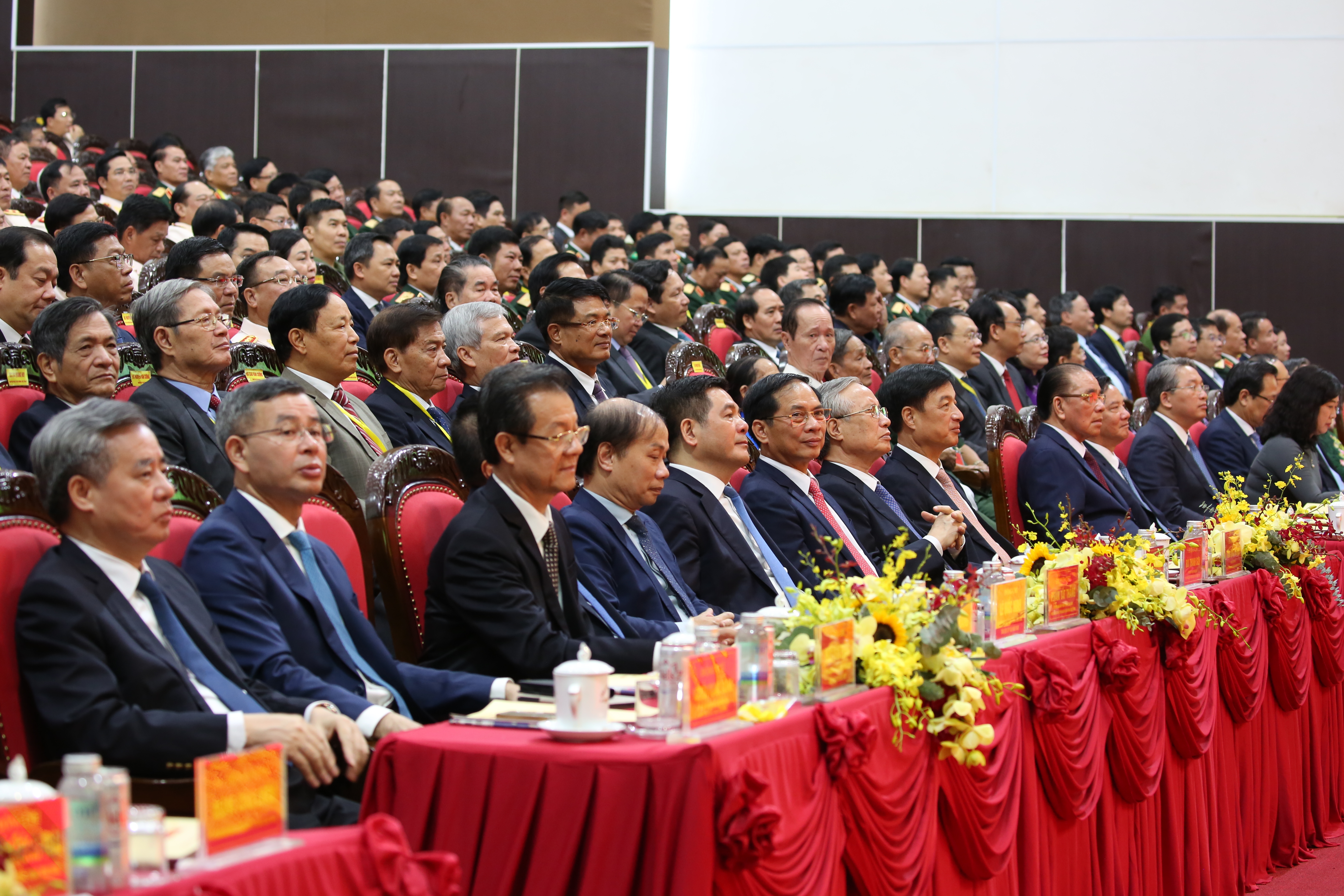 Các đại biểu dự Okvip69.com bán cá nổ hủ. Ảnh: Trịnh Cường