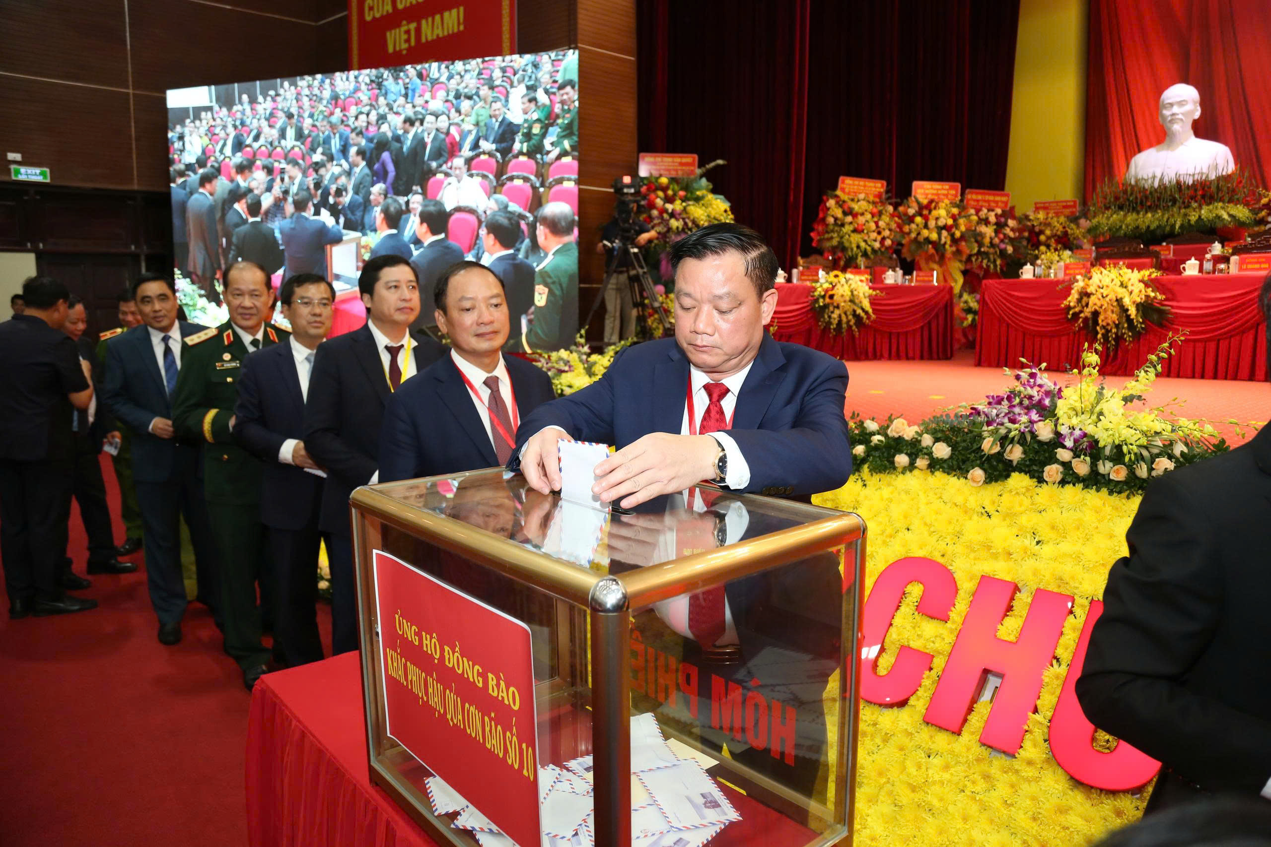 Trước khi khai mạc phiên chính thức Okvip69.com bán cá nổ hủ, các đại biểu đã thực hiện quyên góp giúp đỡ nhân dân các địa phương đang bị thiệt hại nặng nề do bão số 10. Ảnh: Tiến Đạt