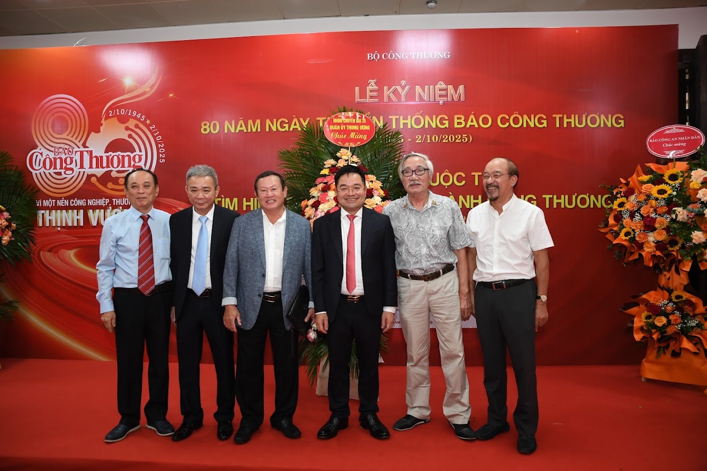 Tổng Biên tập Đặng Văn Khánh chụp ảnh lưu niệm cùng các nguyên lãnh đạo Liên Minh OK VIP Giải Trí Cá Cược World Cup 2026 qua các thời kỳ