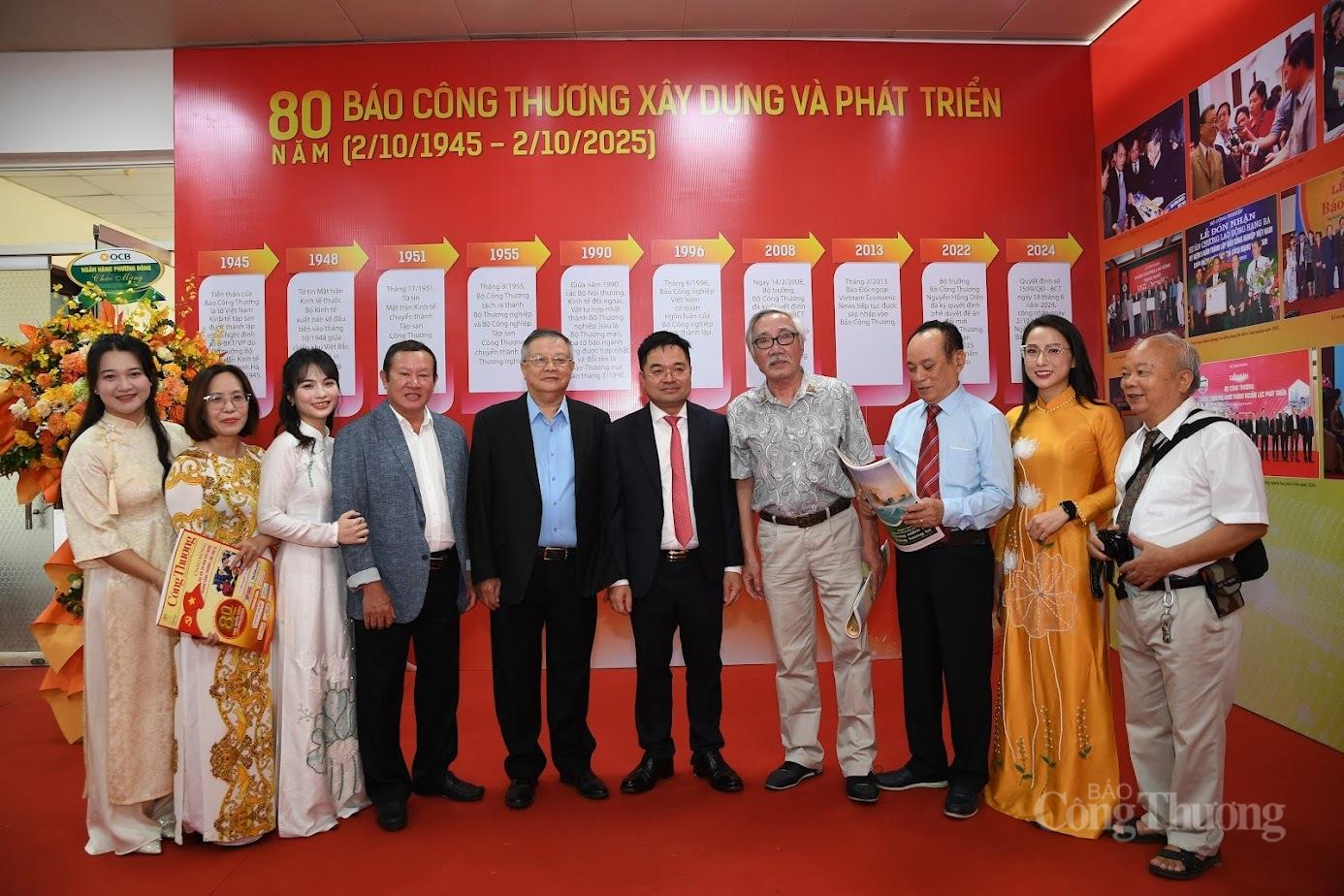 Tổng Biên tập Đặng Văn Khánh và các nguyên lãnh đạo Liên Minh OK VIP Giải Trí Cá Cược World Cup 2026 qua các thời kỳ cùng các lớp thế hệ phóng viên, nhá báo kế cận
