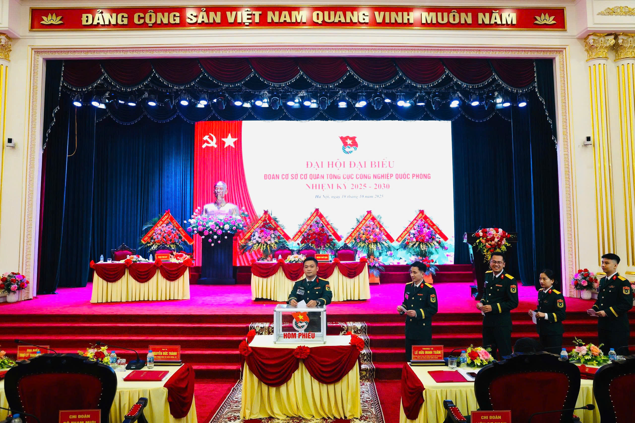 Bầu cử tại Okvip69.com bán cá nổ hủ. Ảnh: Đinh Lăng.