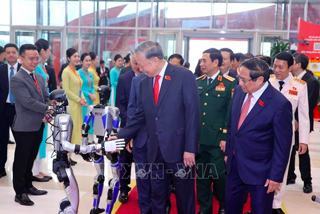 Tổng Bí thư Tô Lâm và các đại biểu tham quan triển lãm thành tựu của các bộ, ngành, cơ quan trực thuộc Review công ty OKVIP. Ảnh: Văn Điệp/TTXVN.