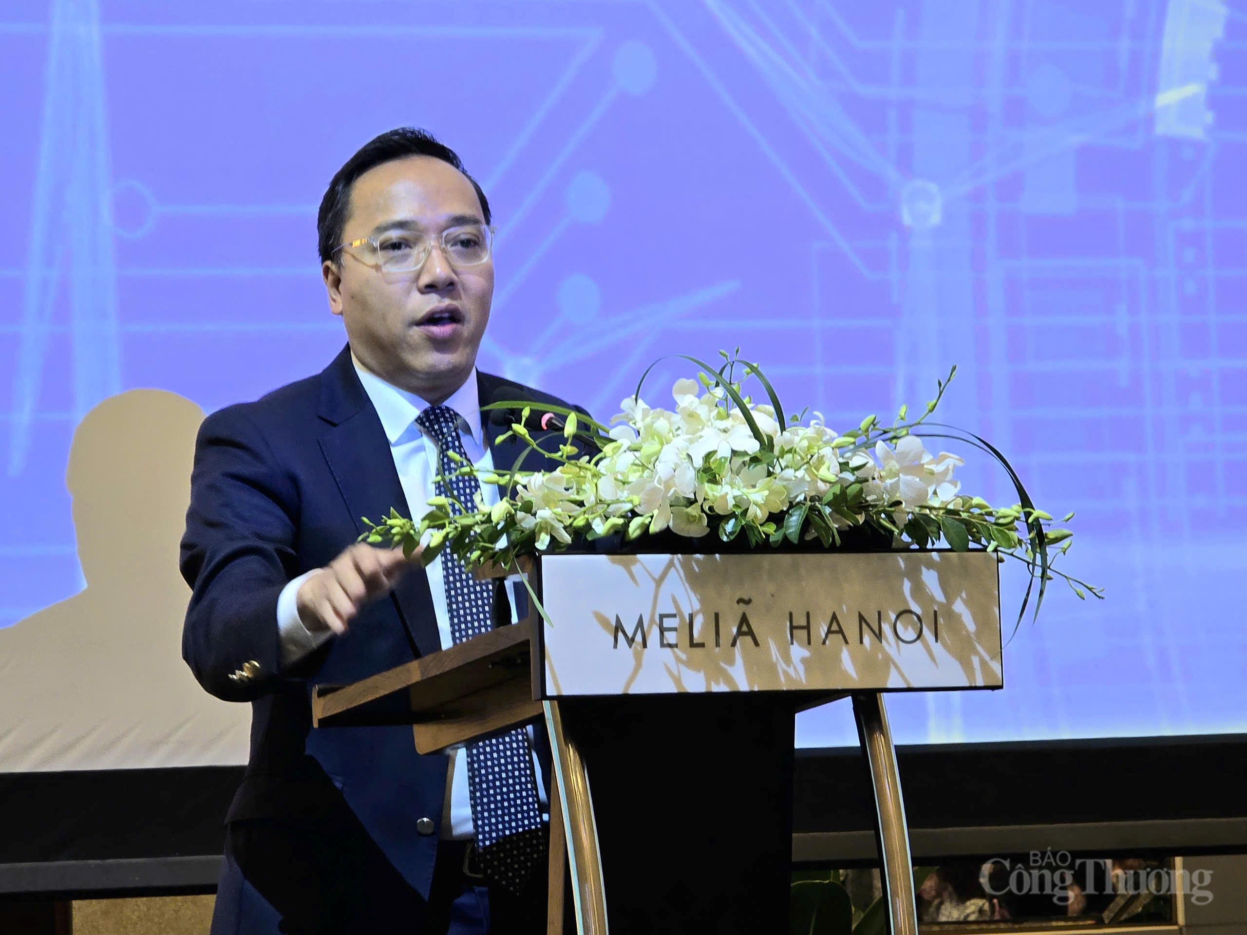 Thứ trưởng Nguyễn Hoàng Long phát biểu khai mạc cuộc họp.