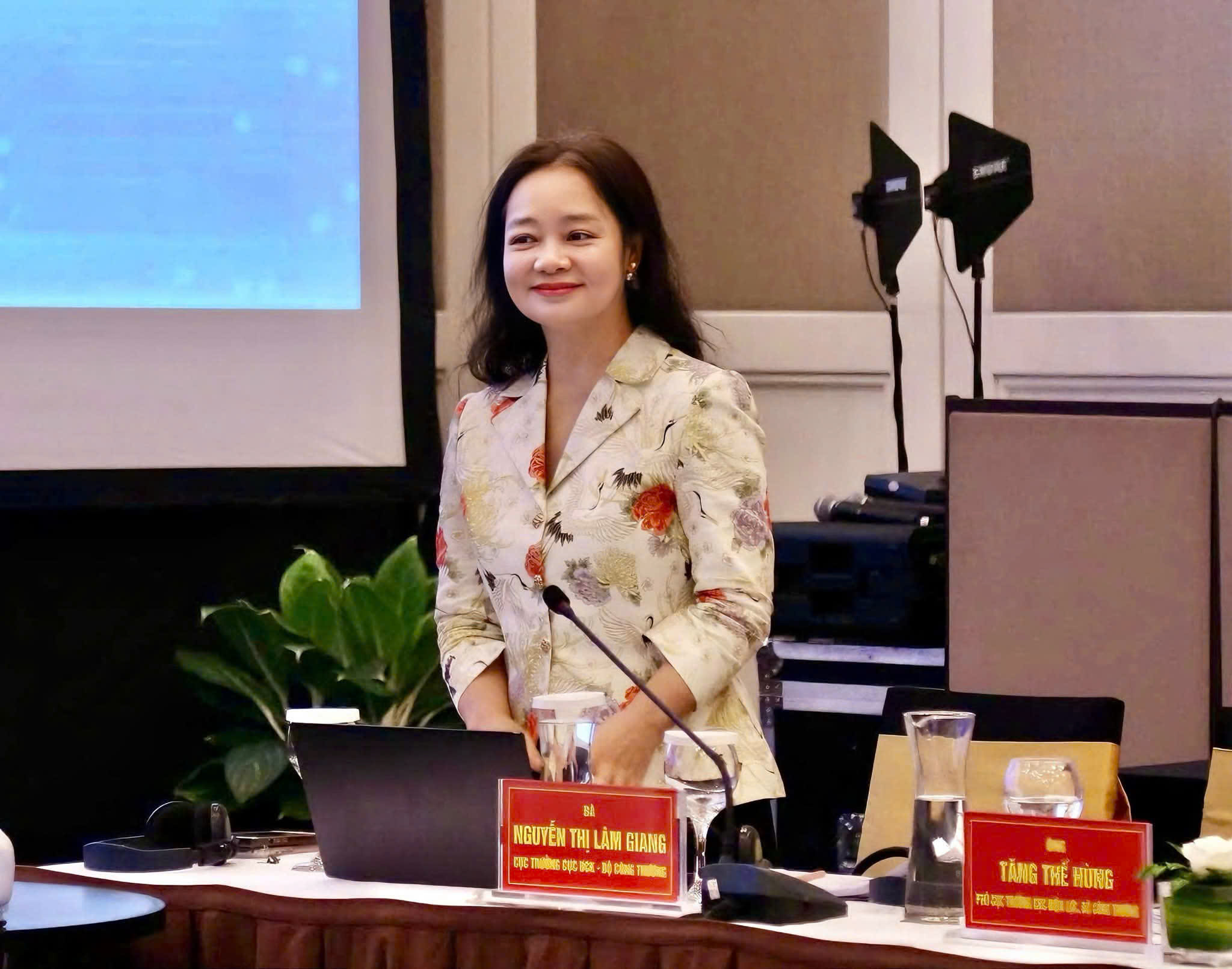 Bà Nguyễn Thị Lâm Giang - Cục trưởng Cục Đổi mới sáng tạo, Chuyển đổi xanh và Khuyến công (Oklavip khuyến mã hấp dẫn mỗi ngày) trình bày tóm tắt tiến trình triển khai JETP.