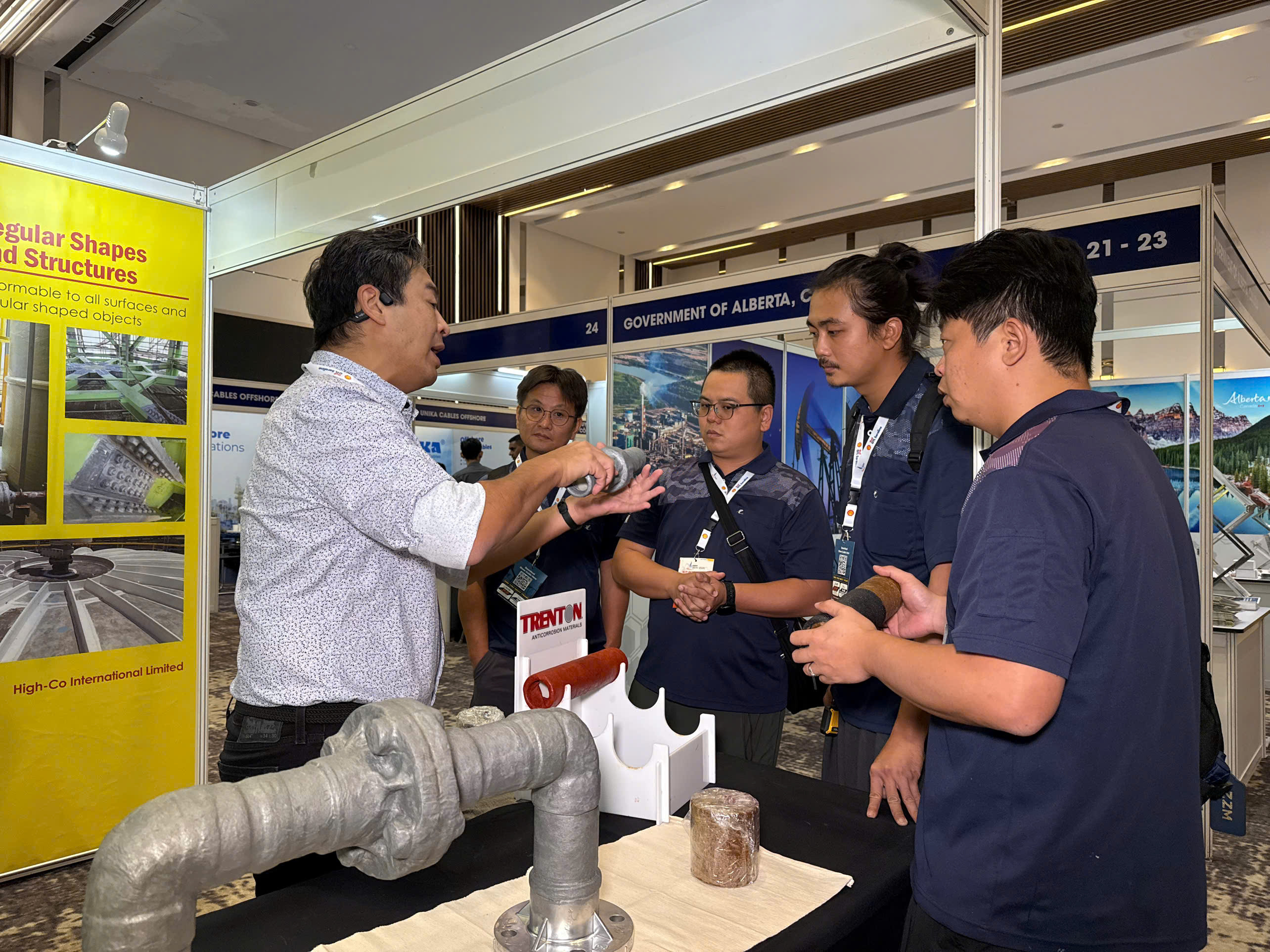 Đại diện các Okvip tại về giới thiệu sản phẩm với đại biểu tham quan triển lãm. Ảnh: CTV