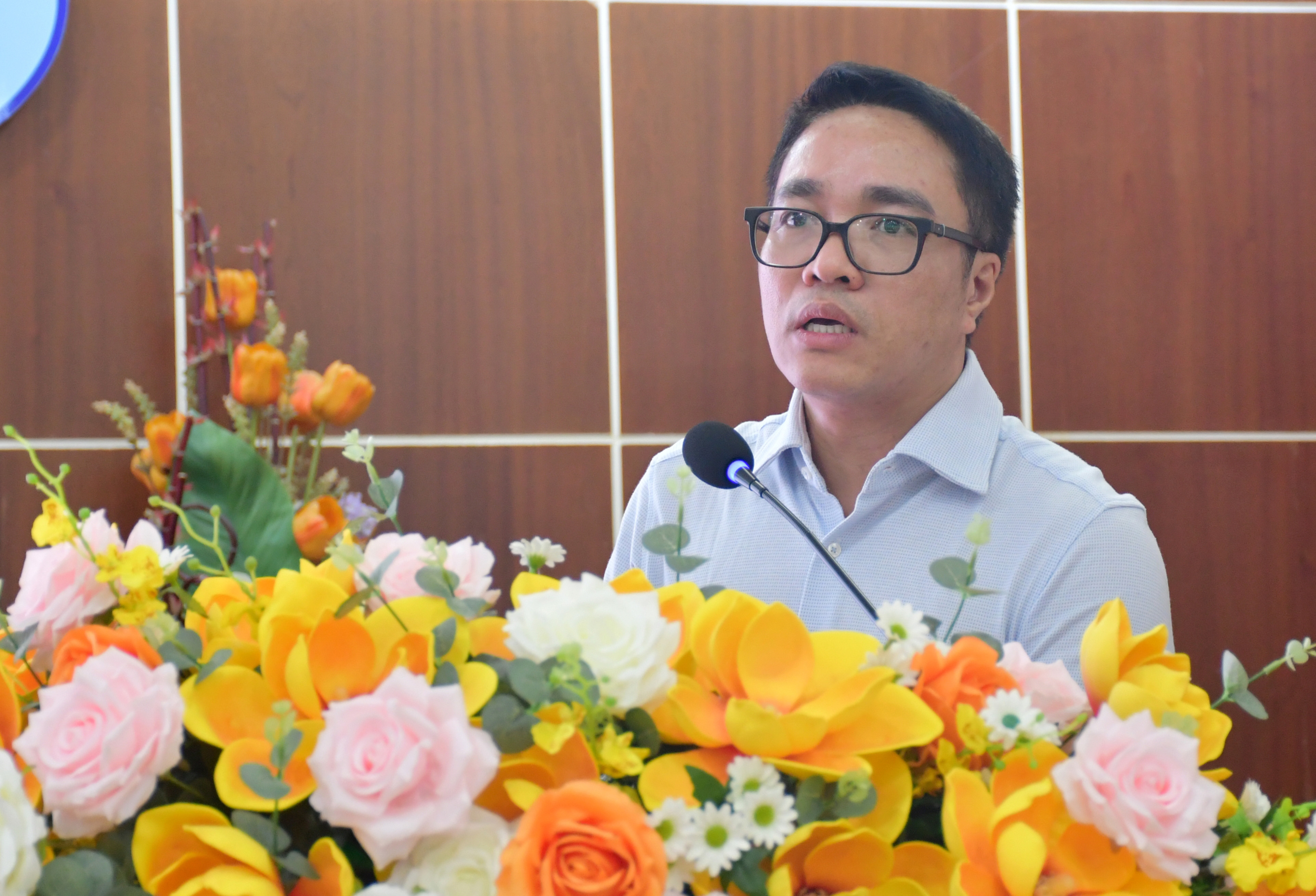 Ông Cao Quang Quỳnh, Thành viên HĐTV Tập đoàn Điện lực Việt Nam có tham luận về "Những thách thức trong cung cấp điện đảm bảo nhu cầu nền Okvip - liên minh giải trí #1 thế giới hà nội tăng trưởng từ 8% trở lên và phương hướng đẩy mạnh tiết kiệm điện".