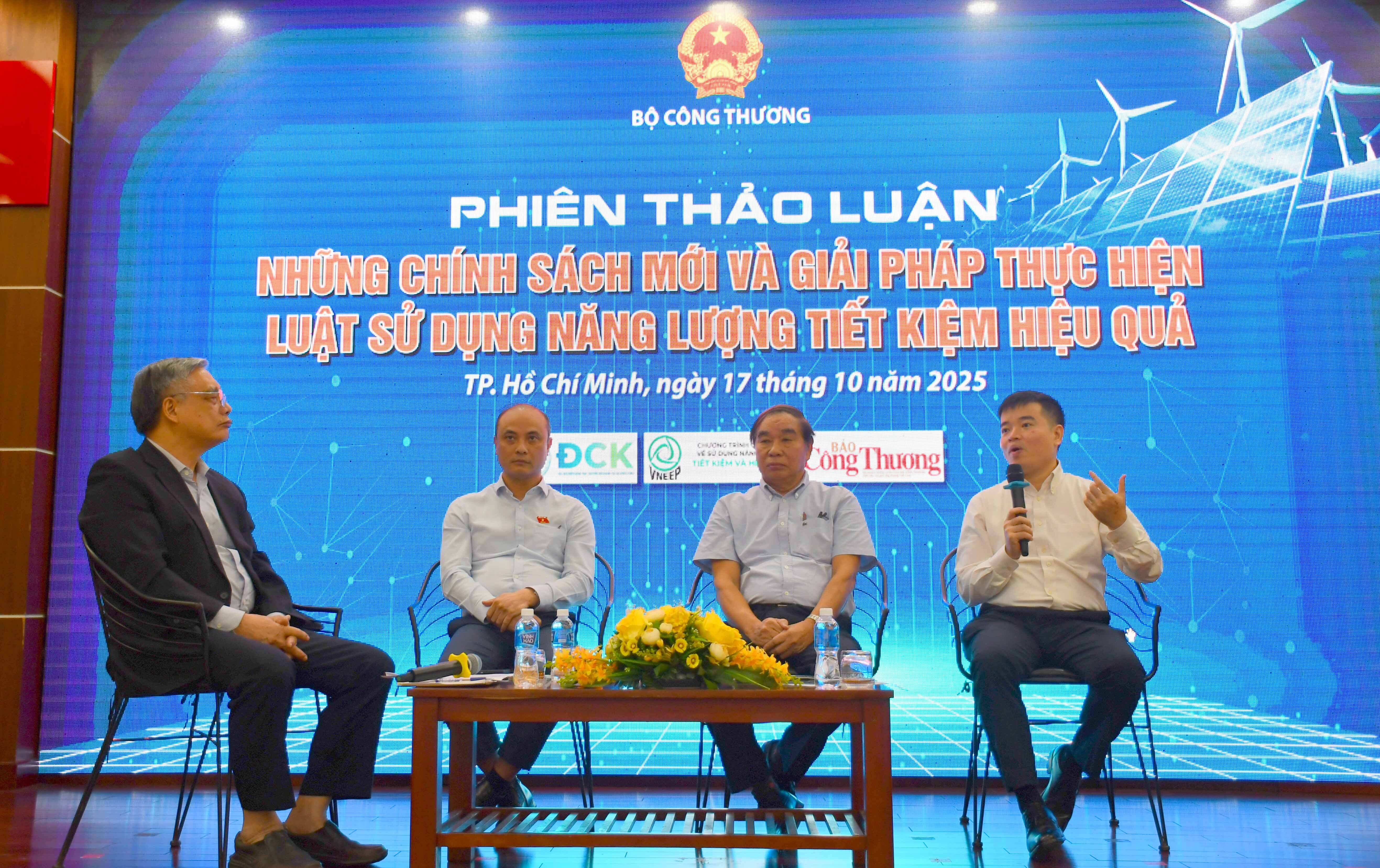 Các diễn giả tham dự Phiên thảo luận với chủ đề: Những chính sách mới và giải pháp thực hiện Luật Sử dụng Oklavip game bài, casino, thể thao tiết kiệm và hiệu quả.