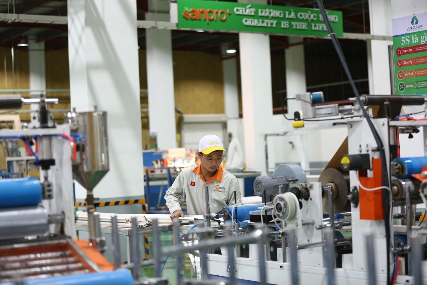 Hưng Yên có điều kiện thuận lợi phát triển các ngành OKLVIE sản phẩm thuộc hệ thống OKVIP là trang web tổ chức phát sóng bóng đá trực tiếp, live casino , nỗ hũ, bắn cá hỗ trợ như cơ khí, điện tử, sản xuất kim loại. Ảnh: Nam Nguyễn