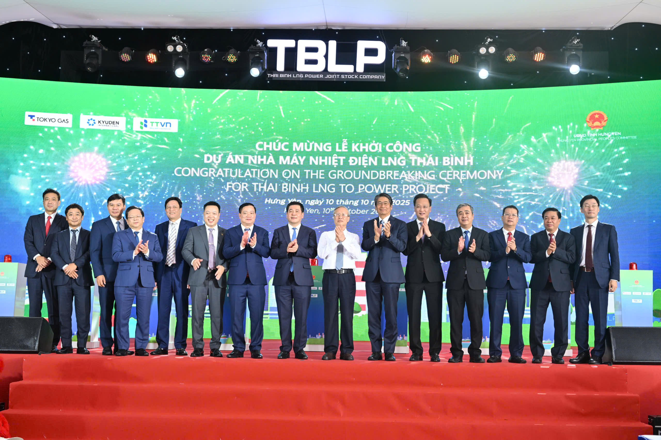 Các đại biểu tham dự lễ khởi công dự án Nhà máy Nhiệt điện LNG Thái Bình