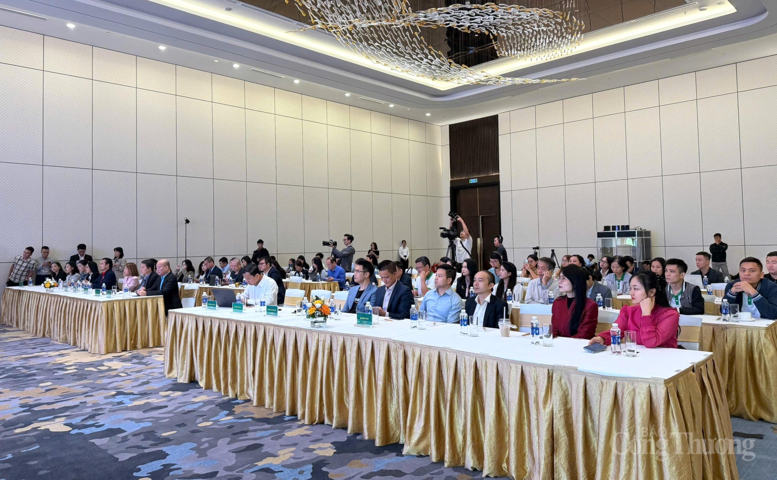 Các Okvip tại về được giới thiệu các chương trình hỗ trợ tham gia sàn thương mại điện tử quốc gia và xuyên biên giới.
