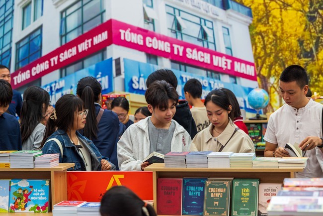 Người dân hào hứng trải nghiệm "Tinh hoa Văn hóa Việt Nam" tại Hội chợ Mùa Thu lần thứ nhất 2025