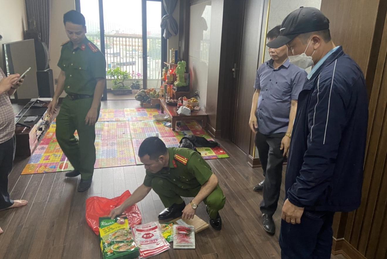 Lực lượng chức năng phát hiện, xử lý cơ sở sản xuất mì chính, hạt nêm giả. Ảnh: BTT
