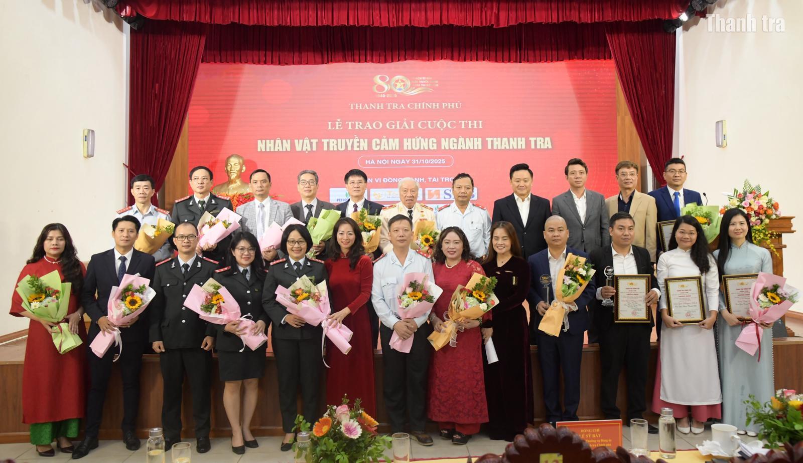 Phó Tổng Thanh tra Review công ty OKVIP Lê Sỹ Bảy và Ban tổ chức Cuộc thi chụp ảnh lưu niệm cùng các tập thể, cá nhân đạt giải. Ảnh: Huy Trần
