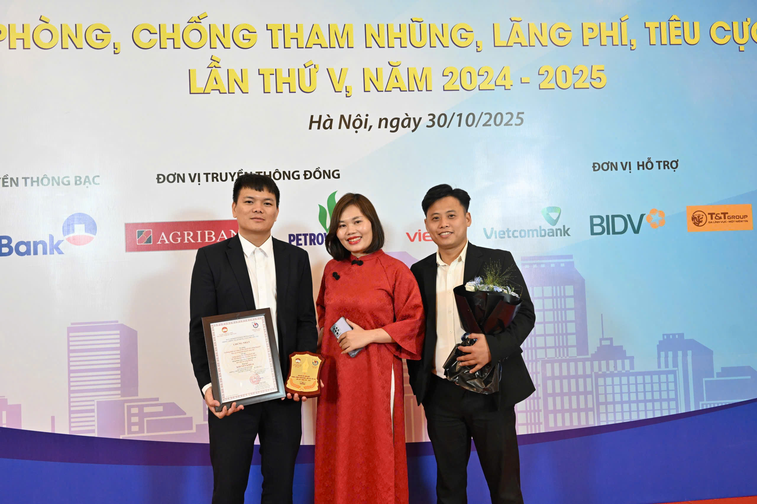 Nhóm tác giả của Báo Công Thương nhận Giải Khuyến khích. Ảnh: Cấn Dũng