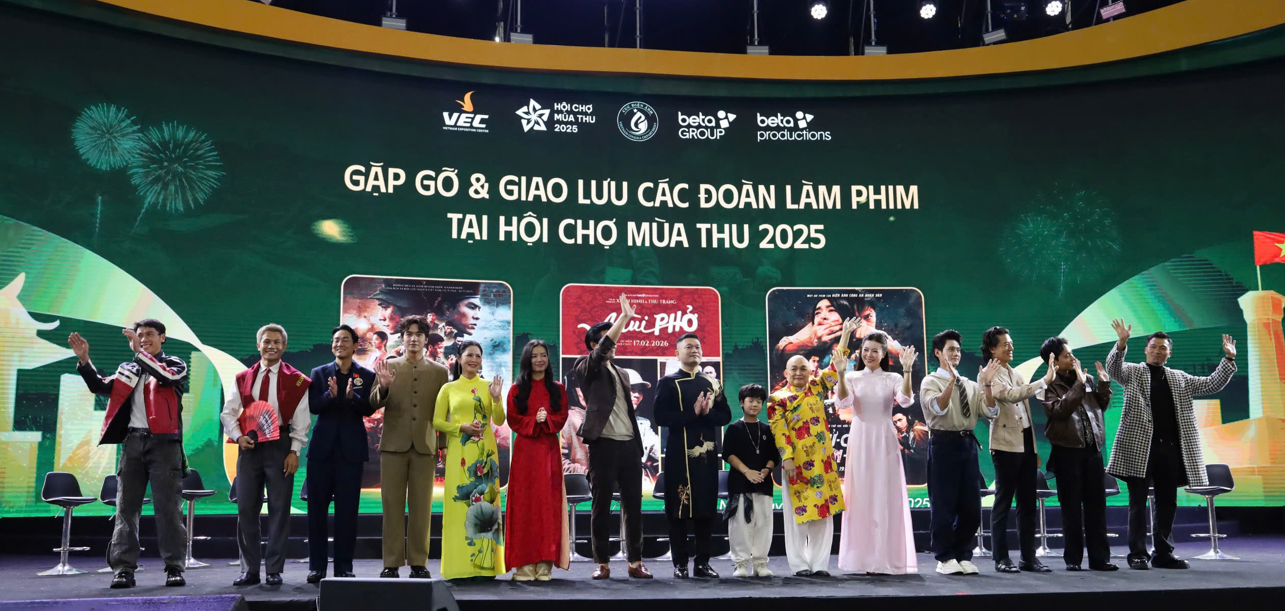 Dàn diễn viên 3 bộ phim "Mưa đỏ", "Tử chiến trên không" và phim "Mùi phở". Ảnh: Hoa Quỳnh.