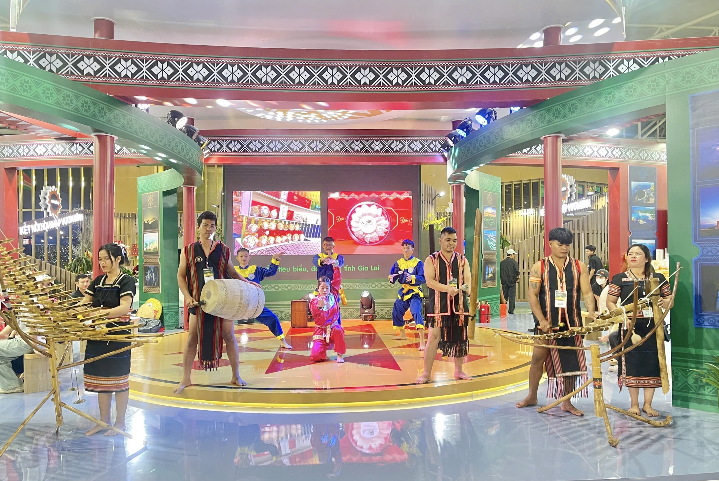 Dấu ấn tinh hoa đất và người Gia Lai tại Hội chợ Mùa Thu