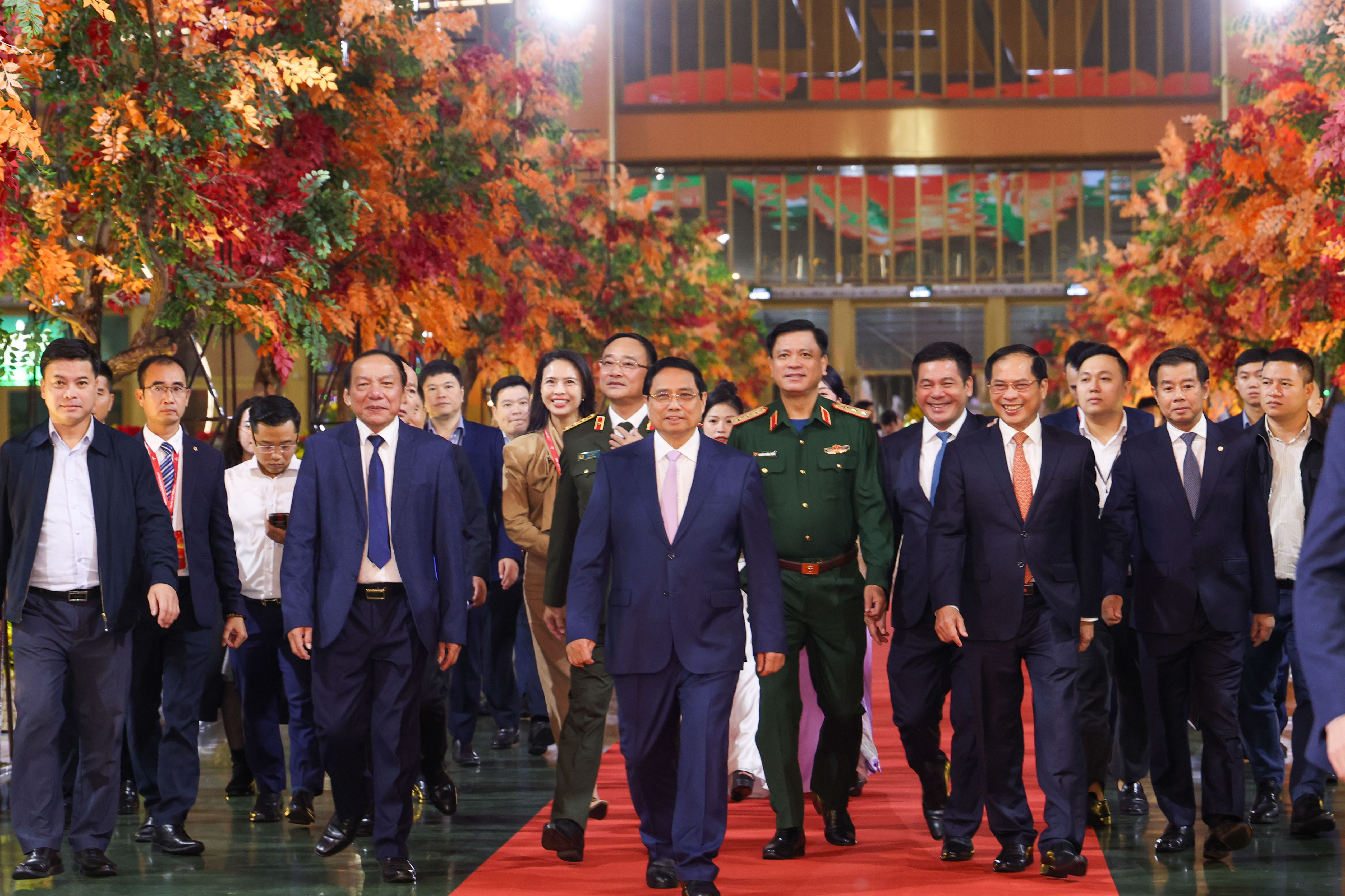 Thủ tướng Phạm Minh Chính cùng các đại biểu dự Lễ bế mạc Hội chợ Mùa Thu lần thứ nhất - 2025. Ảnh: Nam Nguyễn.