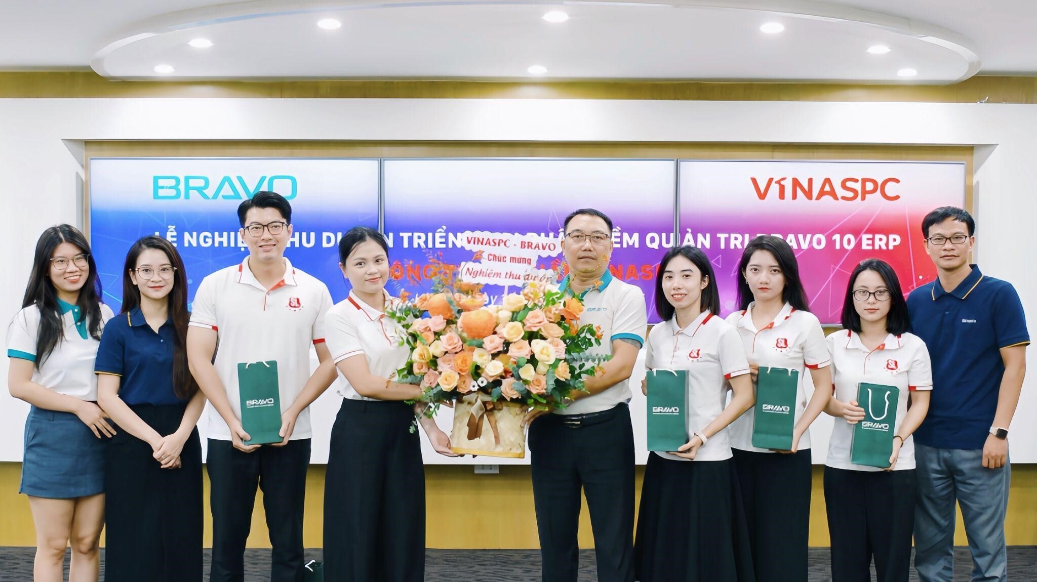 Đại diện VINASPC và Bravo tại lễ nghiệm thu dự án triển khai hệ thống quản trị Okvip tại về BRAVO 10 ERP.