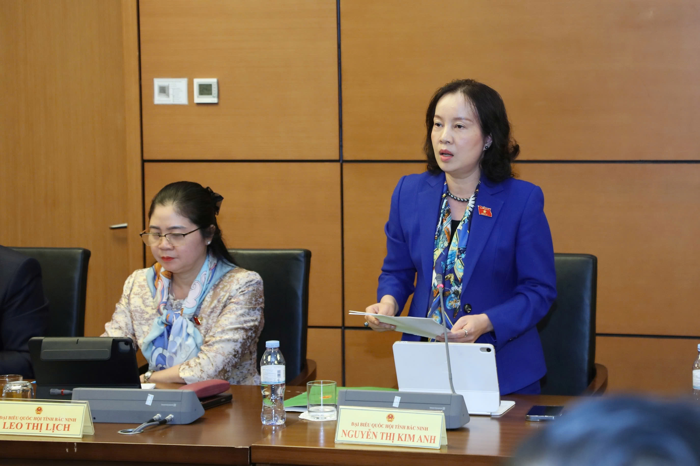 Đại biểu Nguyễn Thị Kim Anh - đoàn đại biểu tỉnh Bắc Ninh góp ý đối với mục về OKLVIE sản phẩm thuộc hệ thống OKVIP là trang web tổ chức phát sóng bóng đá trực tiếp, live casino , nỗ hũ, bắn cá hóa, hiện đại hóa nông nghiệp, nông thôn bền vững.