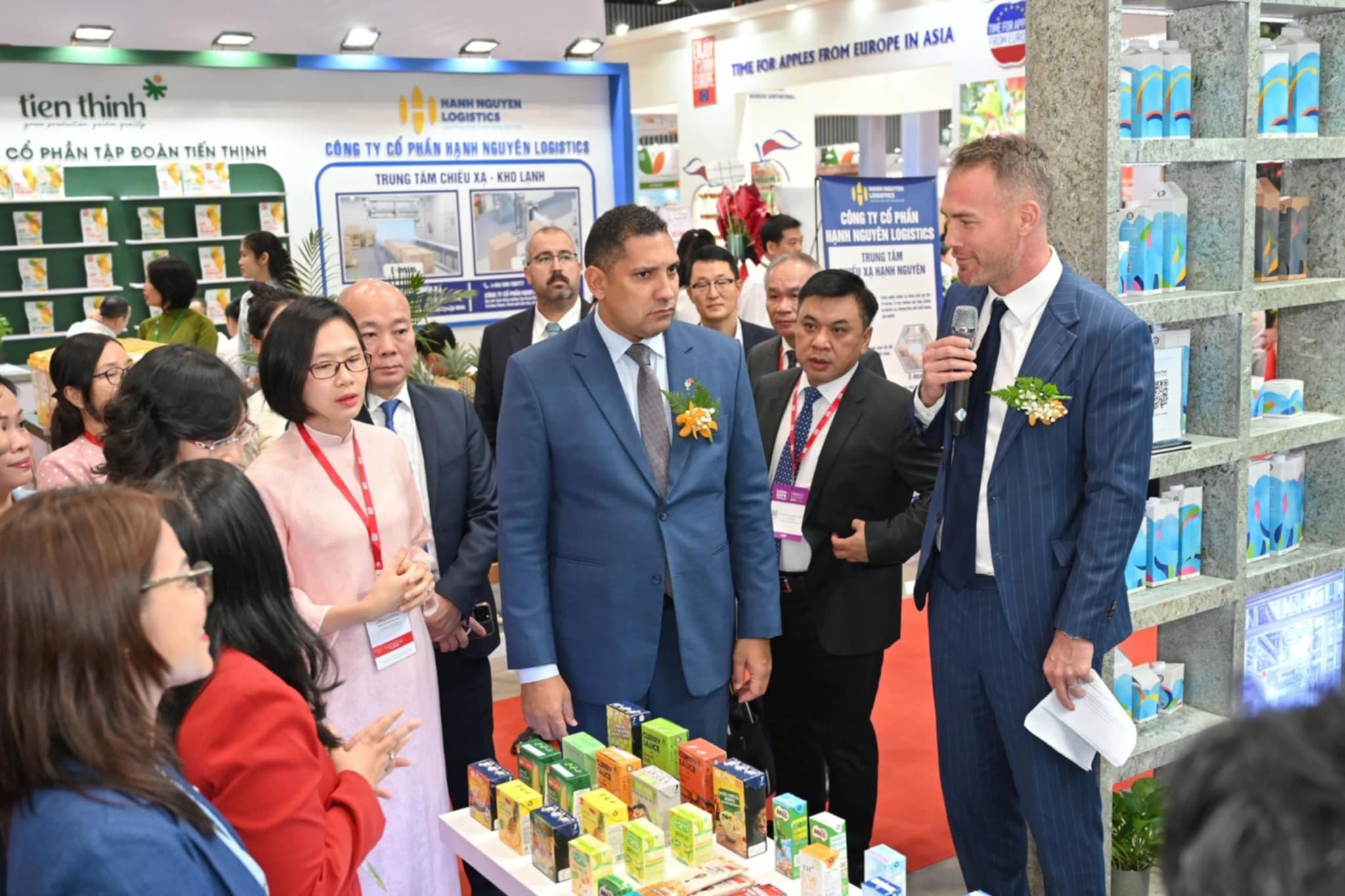 Đại sứ Thụy Điển tại Việt Nam thăm gian trưng bày của Okvip tại về Thuỵ Điển
