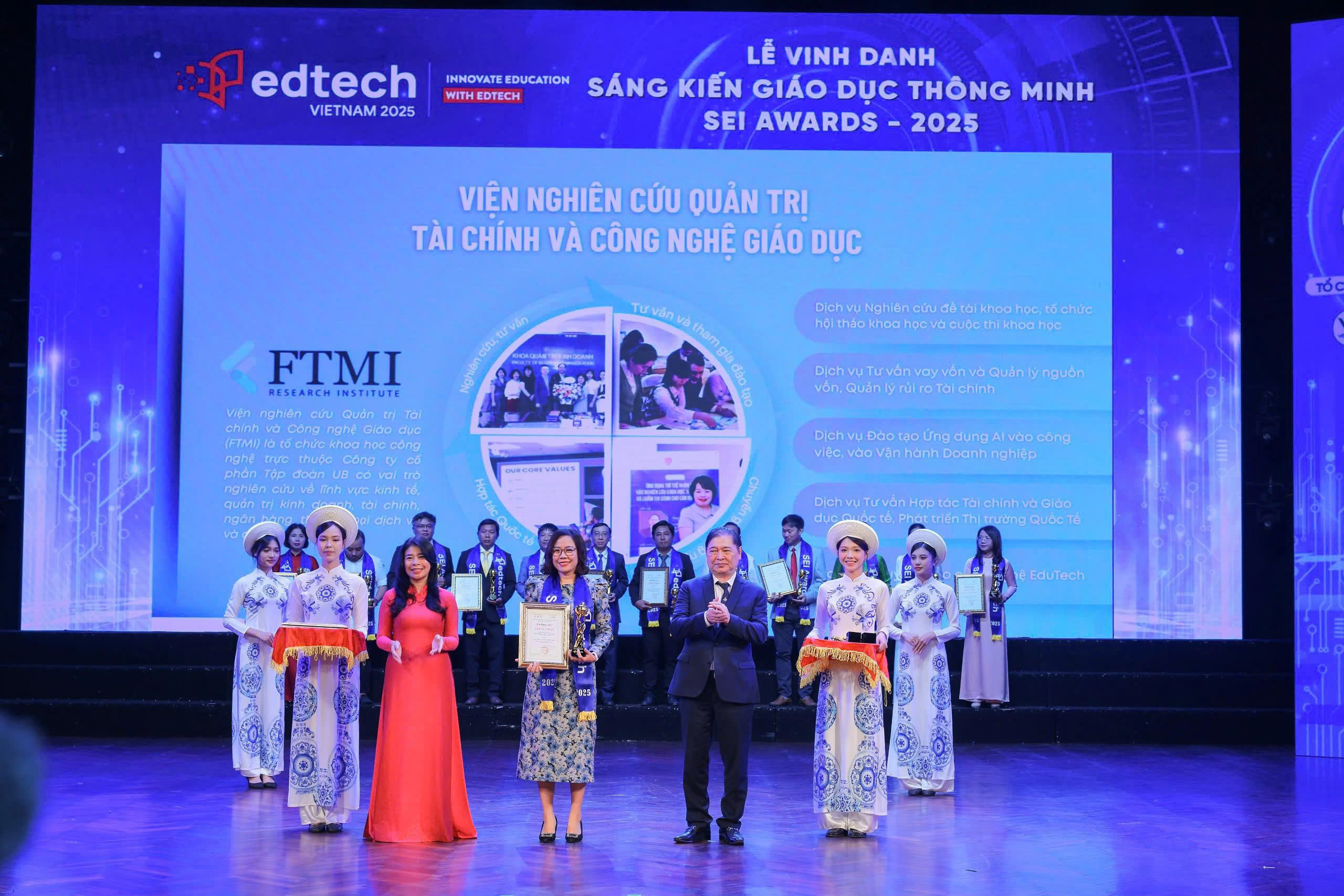 Ông Phan Xuân Dũng trao giải Sáng kiến giáo dục thông minh (SEI - Awards) năm 2025 cho các đơn vị