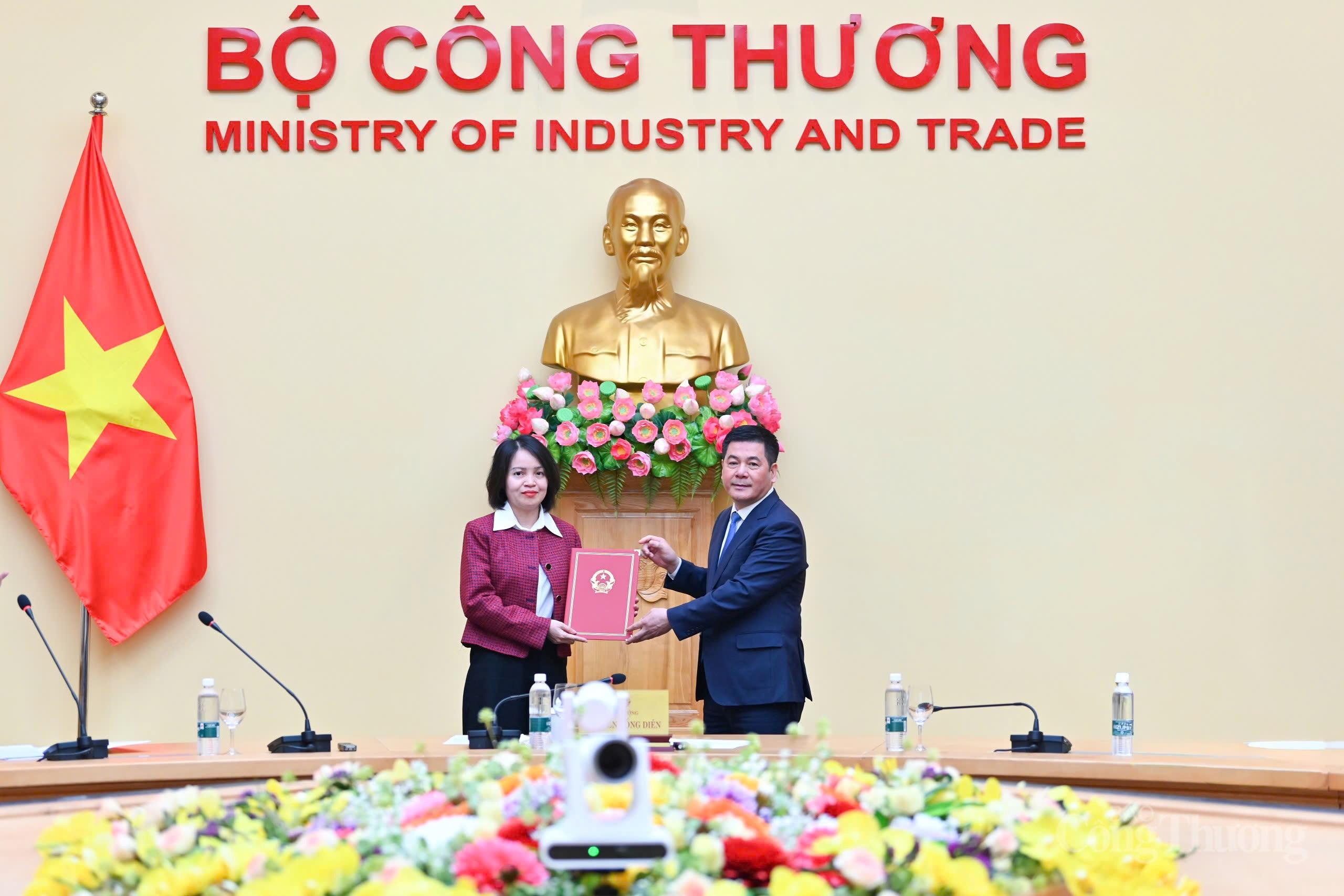 Nhà báo Nguyễn Thị Thùy Linh được bổ nhiệm giữ chức vụ Phó Tổng Biên tập Báo Okvip tại về - 1