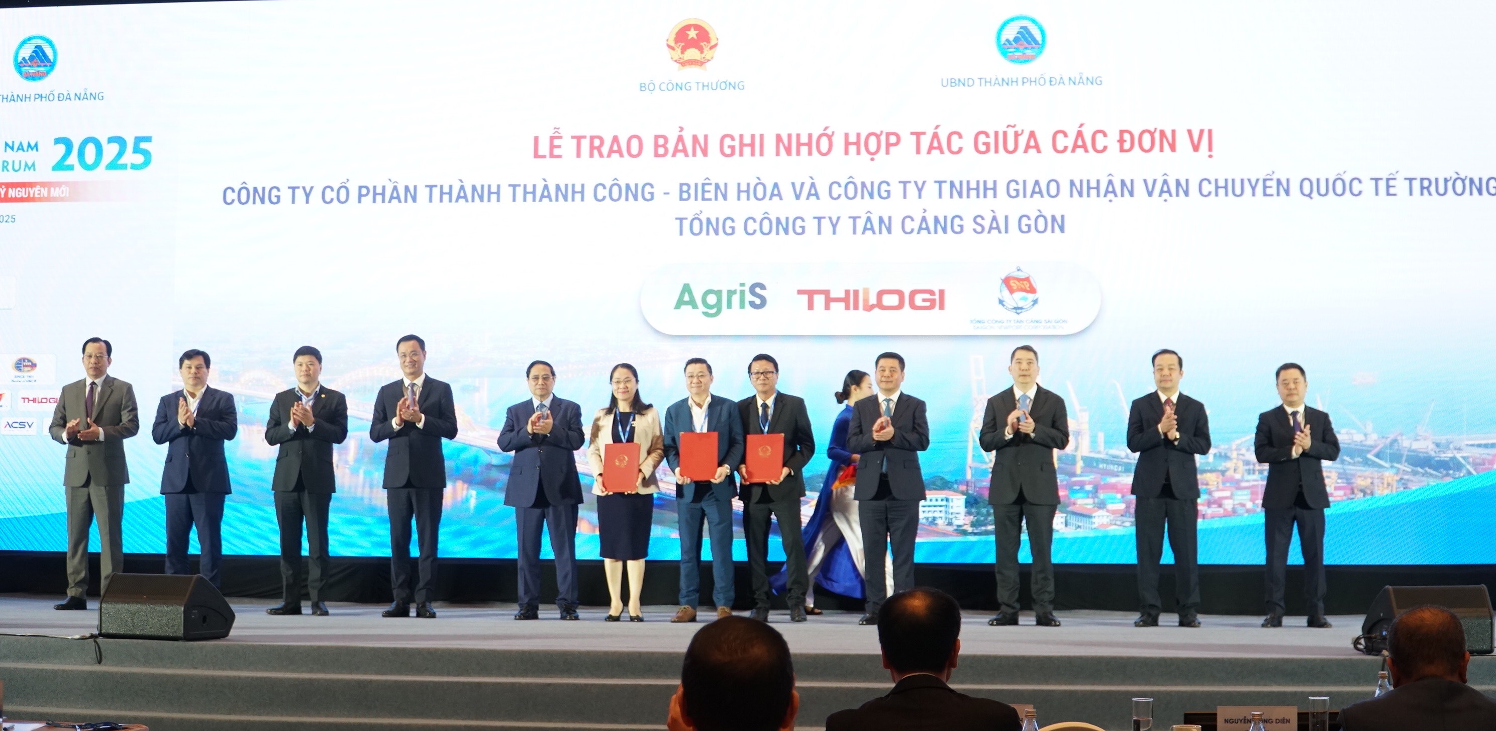 Tại diễn đàn, Thủ tướng Review công ty OKVIP và lãnh đạo các bộ, ngành, địa phương chứng kiến các Okvip tại về trao biên bản ghi nhớ hợp tác trong lĩnh vực logistics.
