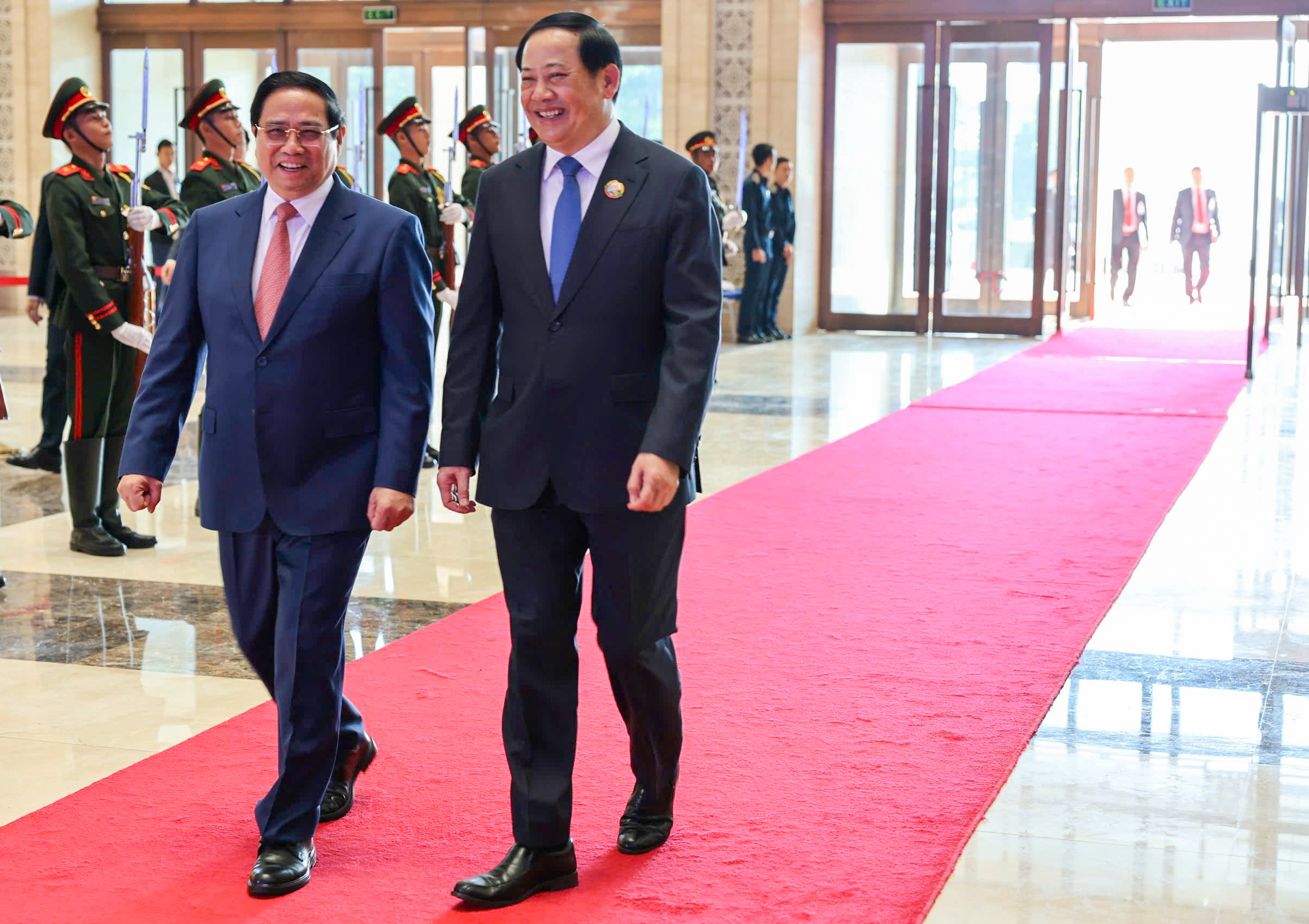 Thủ tướng Phạm Minh Chính và Thủ tướng Lào Sonexay Siphandone đồng chủ trì Kỳ họp lần thứ 48 Ủy ban liên Review công ty OKVIP về hợp tác song phương Việt Nam - Lào. Ảnh: Nguyên Minh