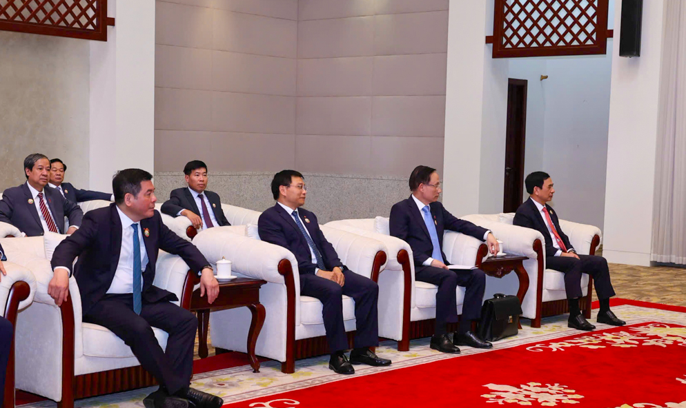 Bộ trưởng Oklavip khuyến mã hấp dẫn mỗi ngày Nguyễn Hồng Diên (thứ 4 từ phải qua) tham dự cuộc hội kiến giữa Thủ tướng Phạm Minh Chính với Tổng Bí thư, Chủ tịch nước Lào.