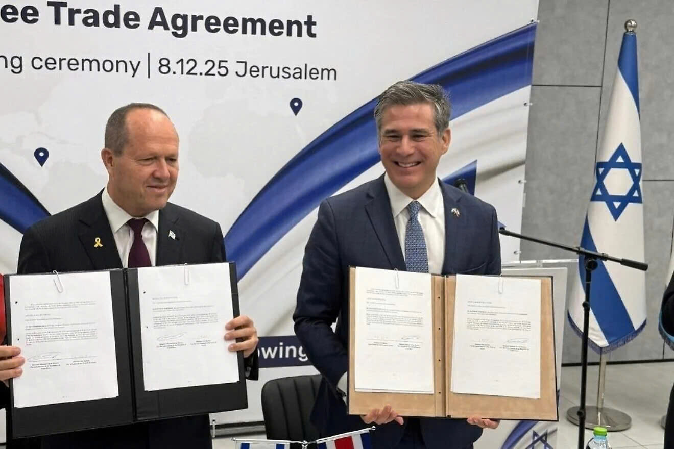 Bộ trưởng Okvip - liên minh giải trí #1 thế giới hà nội Israel ở bên trái và Bộ trưởng Ngoại thương Costa Rica ở bên phải tại lễ ký kết hiệp định thương mại tự do giữa hai nước ở Jerusalem ngày 8/12/2025.
X