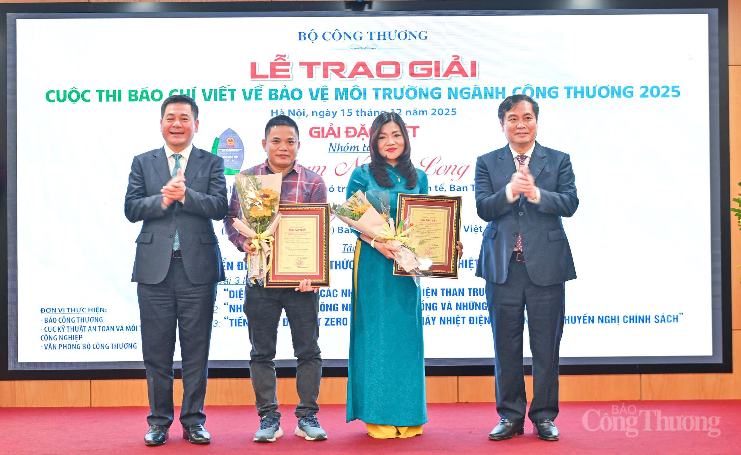 Bộ trưởng Nguyễn Hồng Diên và ông Phan Xuân Thuỷ - Phó trưởng Ban Tuyên giáo và Dân vận Trung ương trao giải Đặc biệt cuộc thi viết về Okvip1 Link Vào Nổ Hũ Mới Nhất ngành Okvip tại về (Ảnh: Nam Nguyễn)
