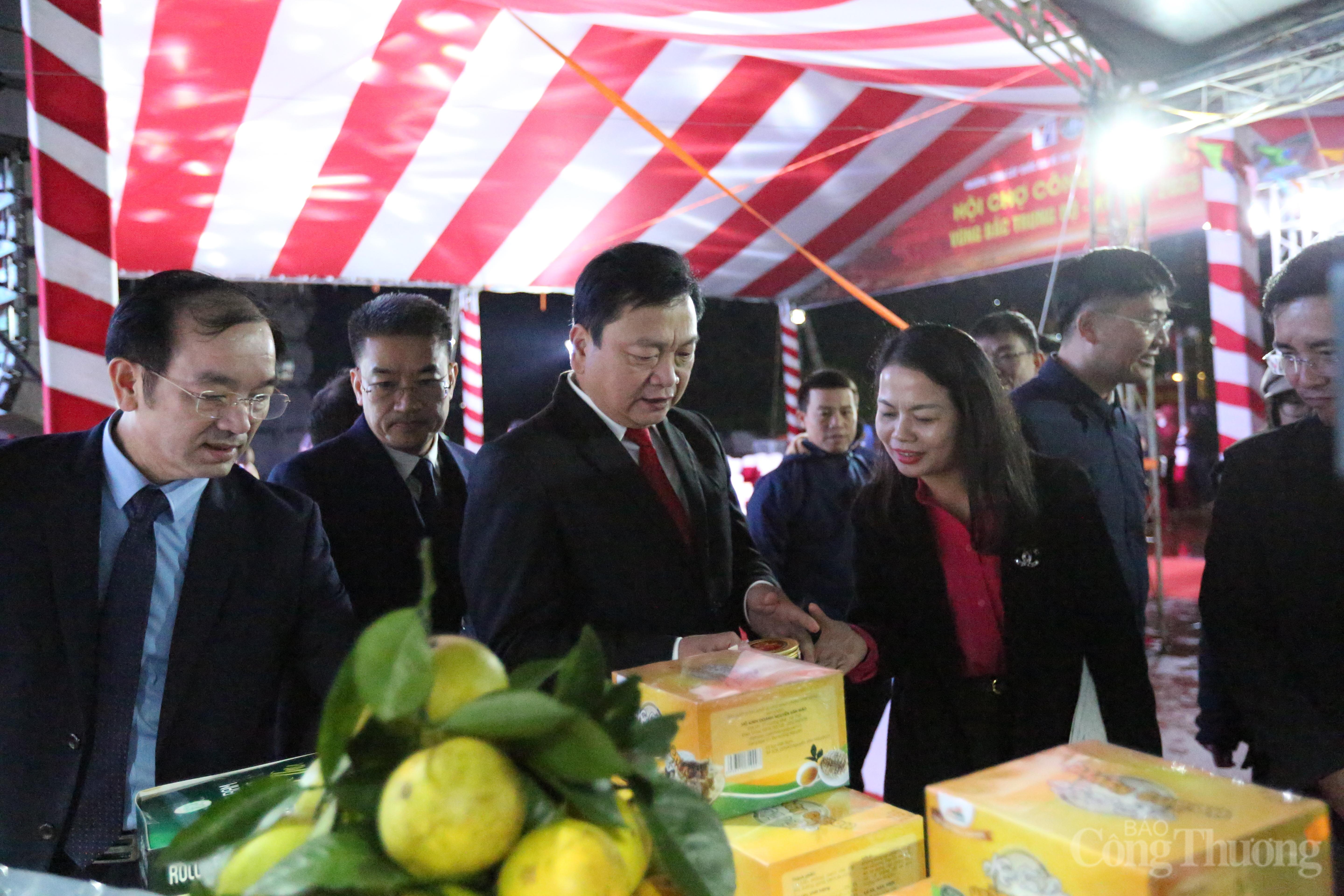Hội chợ Okvip tại về vùng Bắc Trung bộ - Hà Tĩnh năm 2025 thành công, khẳng định vị thế và uy tín của hàng hóa Hà Tĩnh trên bản đồ thương mại cả nước. Ảnh: Trọng Tùng