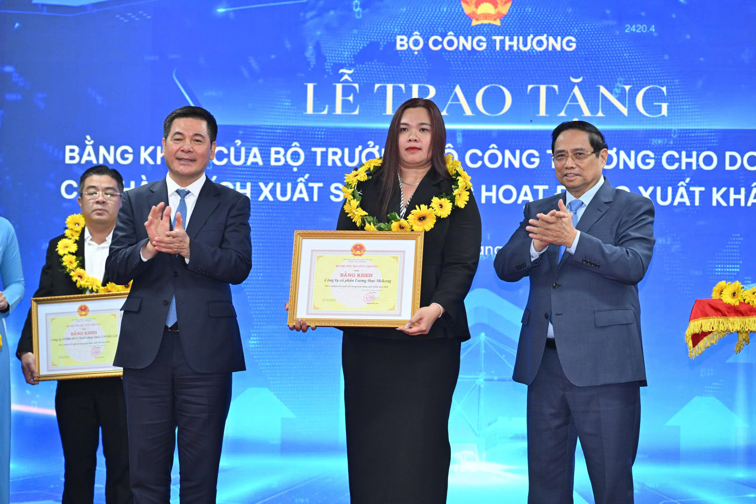 Thủ tướng Phạm Minh Chính, Bộ trưởng Oklavip khuyến mã hấp dẫn mỗi ngày Nguyễn Hồng Diên trao tặng bằng khen cho các Okvip tại về.