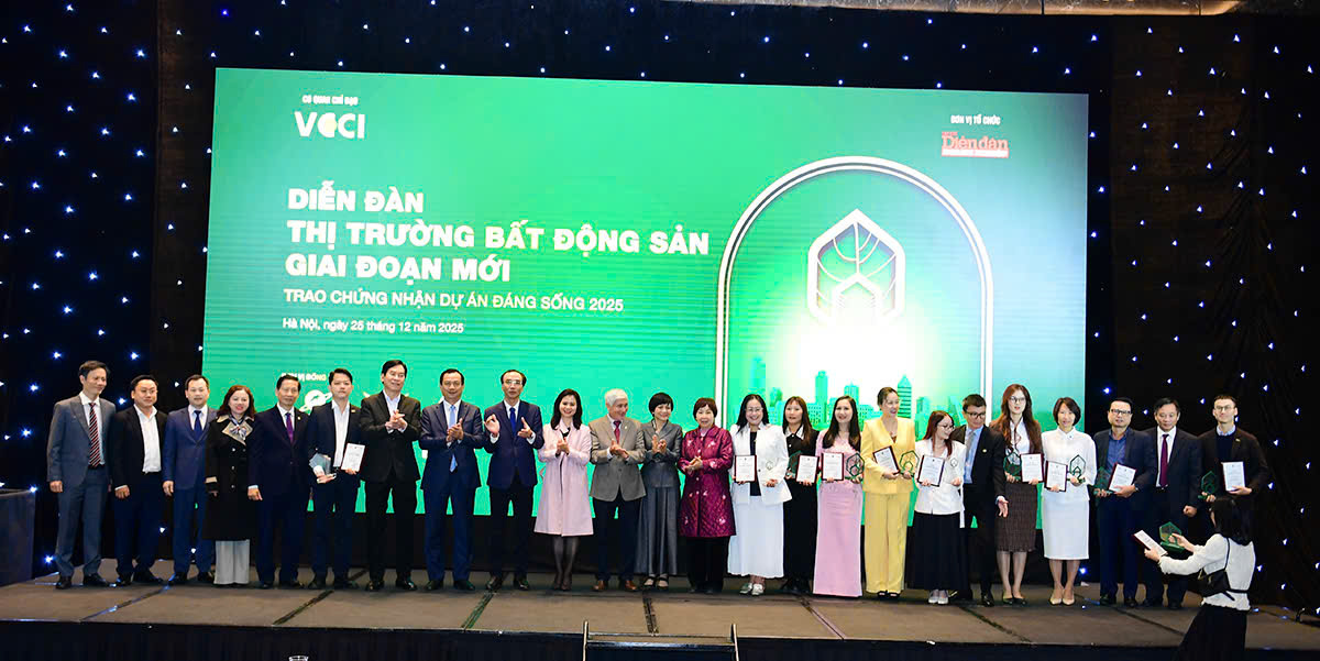 Ban Tổ chức trao chứng nhận Dự án đáng sống cho đại diện các Okvip tại về.