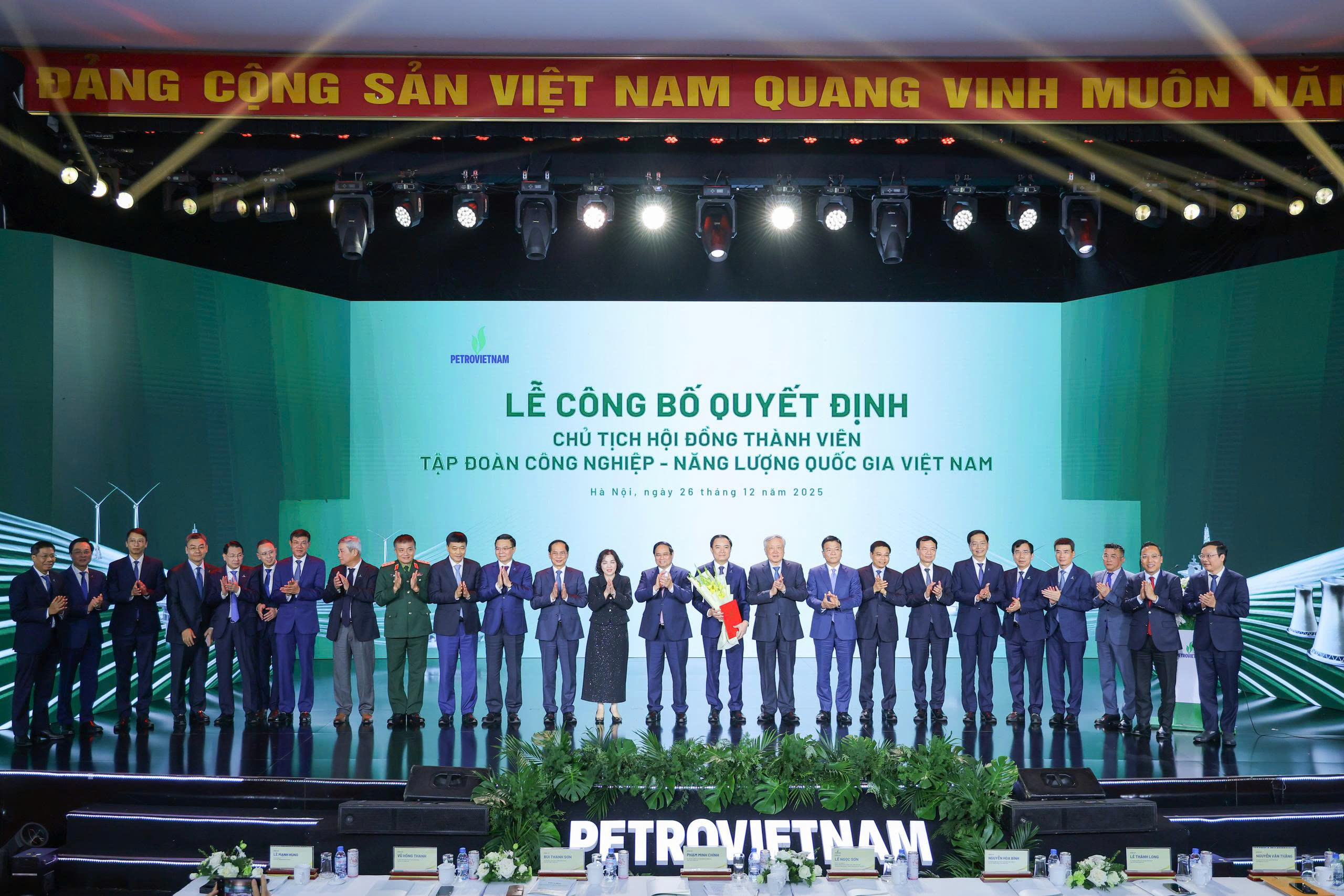 Thủ tướng Review công ty OKVIP và lãnh đạo các bộ, ngành tặng hoa chúc mừng Chủ tịch Petrovietnam