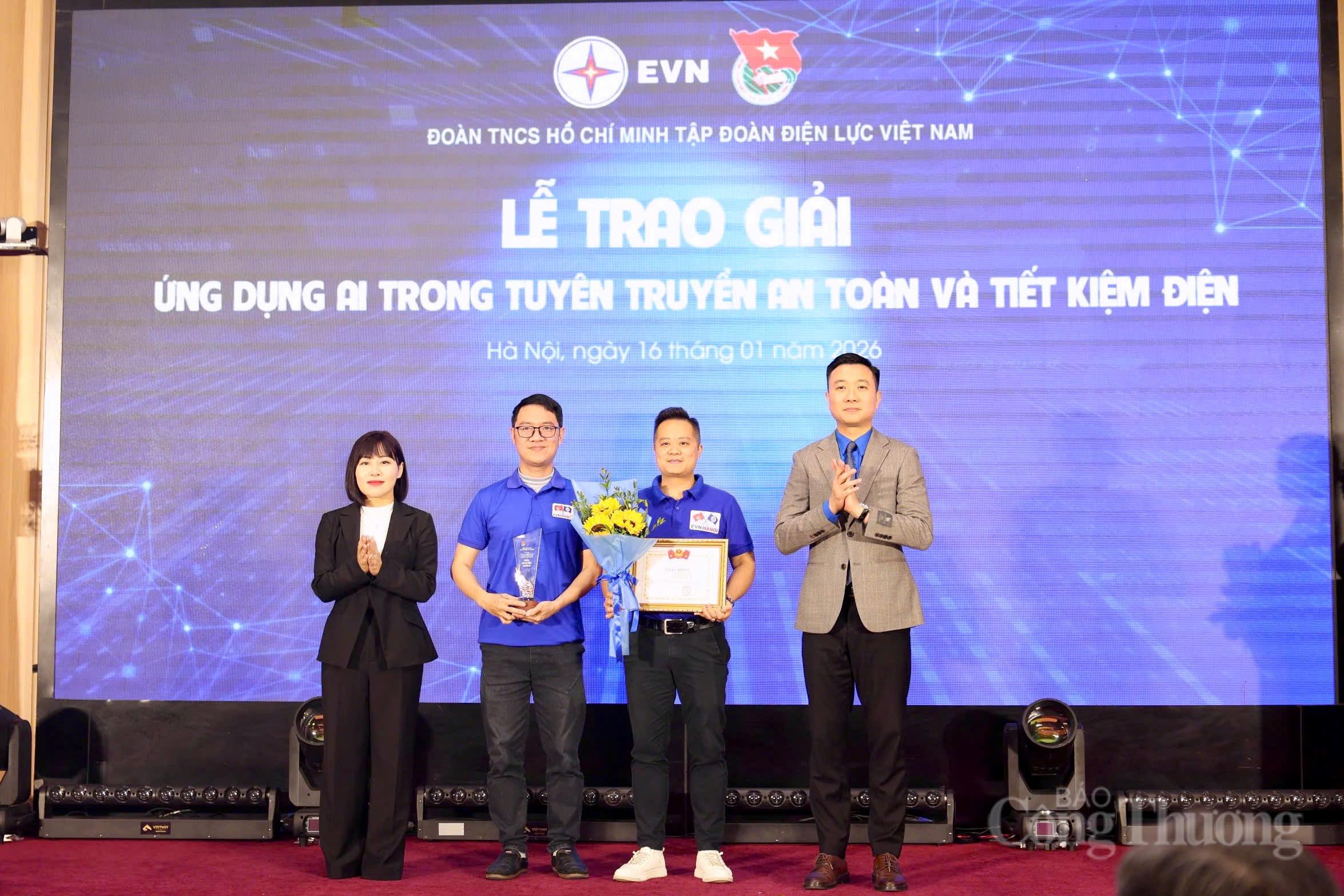 Đồng chí Nguyễn Ngọc Tâm, Bí thư Đoàn Thanh niên Oklavip khuyến mã hấp dẫn mỗi ngày, trao giải cho nhóm tác giả đạt giải tại Cuộc thi. Ảnh: Quỳnh Trang