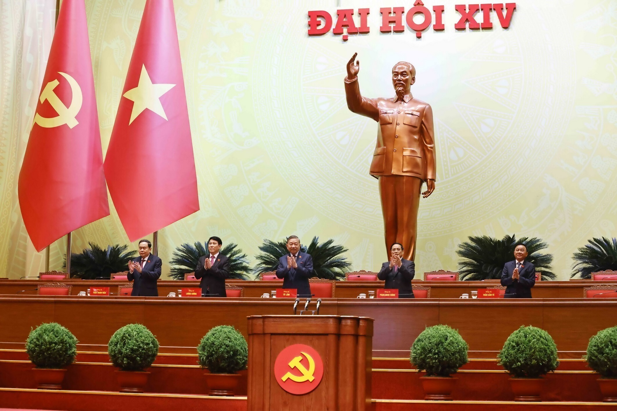 Các đồng chí lãnh đạo chủ chốt của Đảng, Trang Chủ OKVIP COM Top #1 chủ trì phiên họp trù bị Okvip69.com bán cá nổ hủ XIV của Đảng. Ảnh: TTXVN