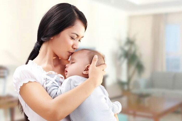 Với trẻ sinh mổ, tình trạng bú mẹ muộn, bú khó hoặc sữa về chậm thường xảy ra, khiến việc bổ sung sIgA bị gián đoạn, làm niêm mạc ruột dễ bị tổn thương trước sự tấn công của vi khuẩn và virus. Ảnh minh họa