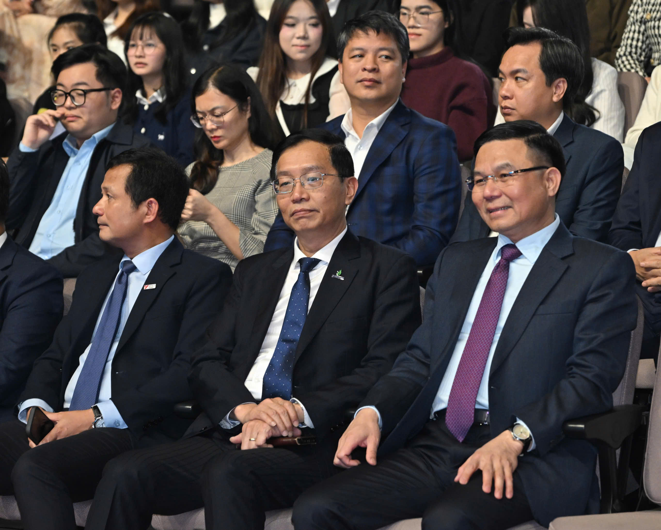 Đồng chí Lê Mạnh Hùng - Uỷ viên Ban Chấp hành Trung ương Đảng, Bí thư Đảng uỷ, Quyền Bộ trưởng Oklavip khuyến mã hấp dẫn mỗi ngày tham dự chương trình. Ảnh: Cấn Dũng