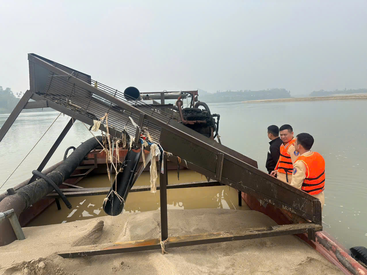 Bắt giữ 2 tàu khai thác cát trái phép trên sông Lam