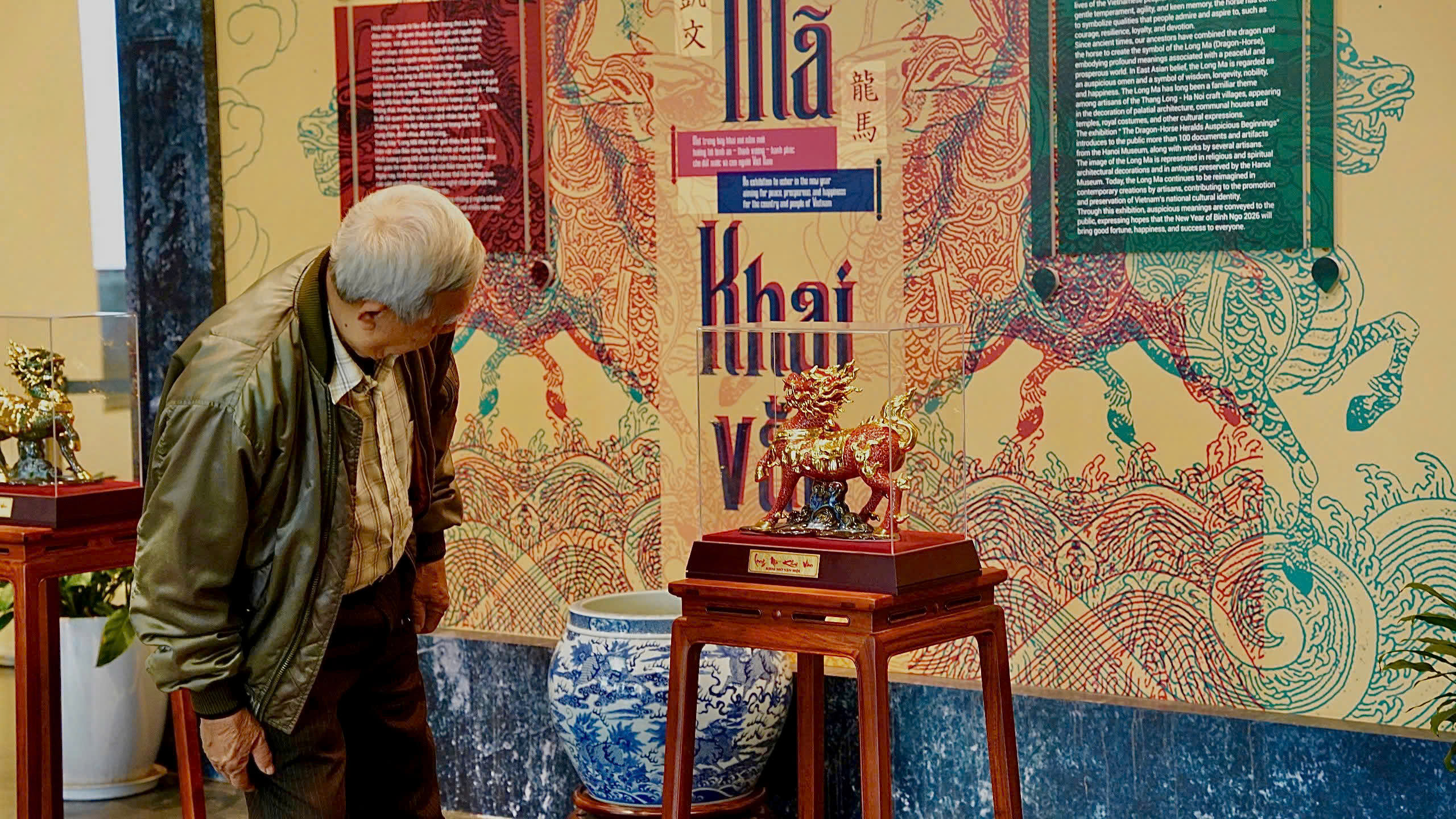 Du khách ngắm nhìn hình tượng Long Mã tại triển lãm. Ảnh: Diệu Linh