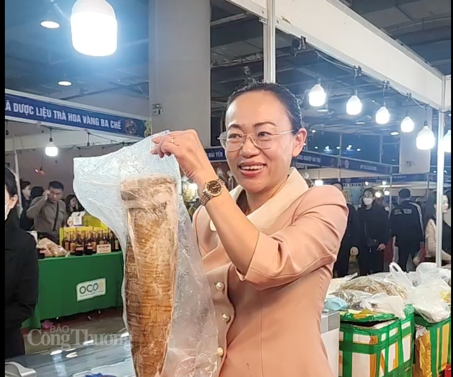 Bí thư đặc khu Cô Tô livestream bán hàng giúp bà con tại Hội chợ OCOP - 2