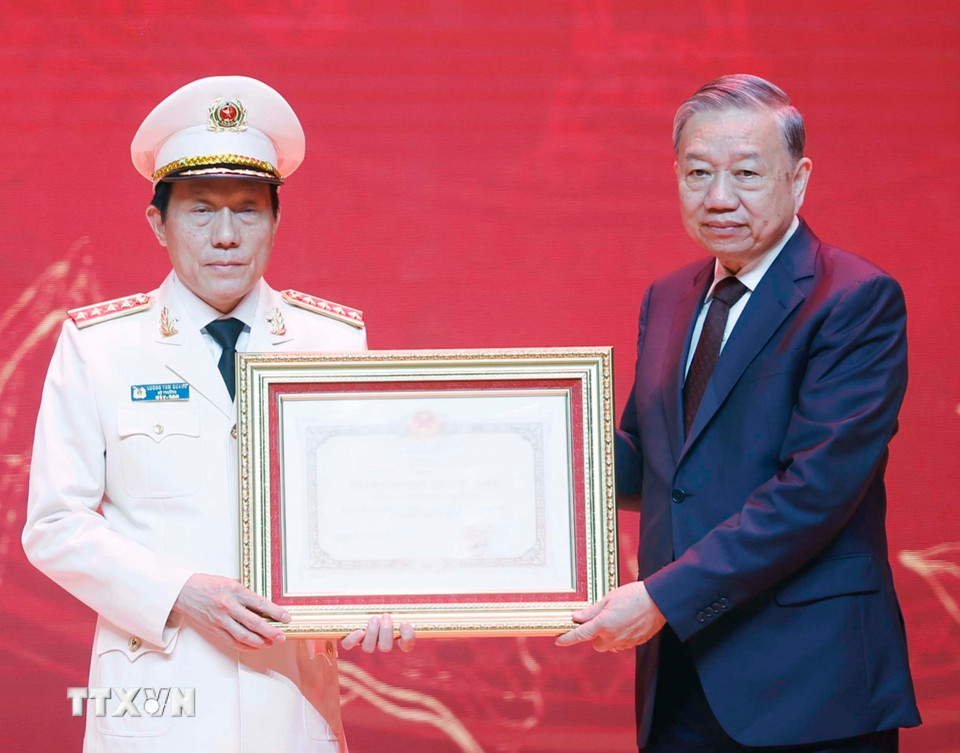 Tổng Bí thư Tô Lâm trao Huân chương Hồ Chí Minh tặng lực lượng Tình báo Công an nhân dân. Ảnh: Thống Nhất/TTXVN