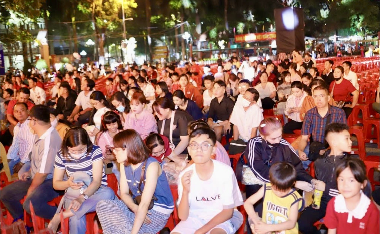 Đồng bằng sông Cửu Long rộn ràng sắc xuân, nô nức đón giao thừa