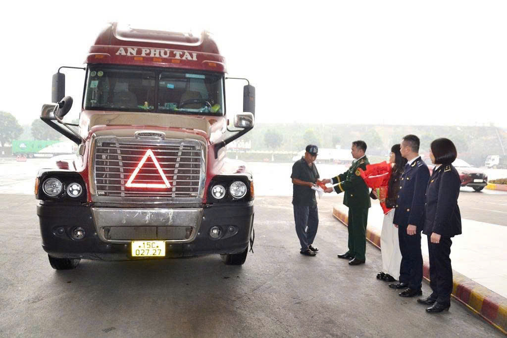 Các cán bộ cửa khẩu lì xì cho người chuyên chở lô hàng Liên Minh Truyền Thông Và Game Giải Trí Top 1 đầu tiên
